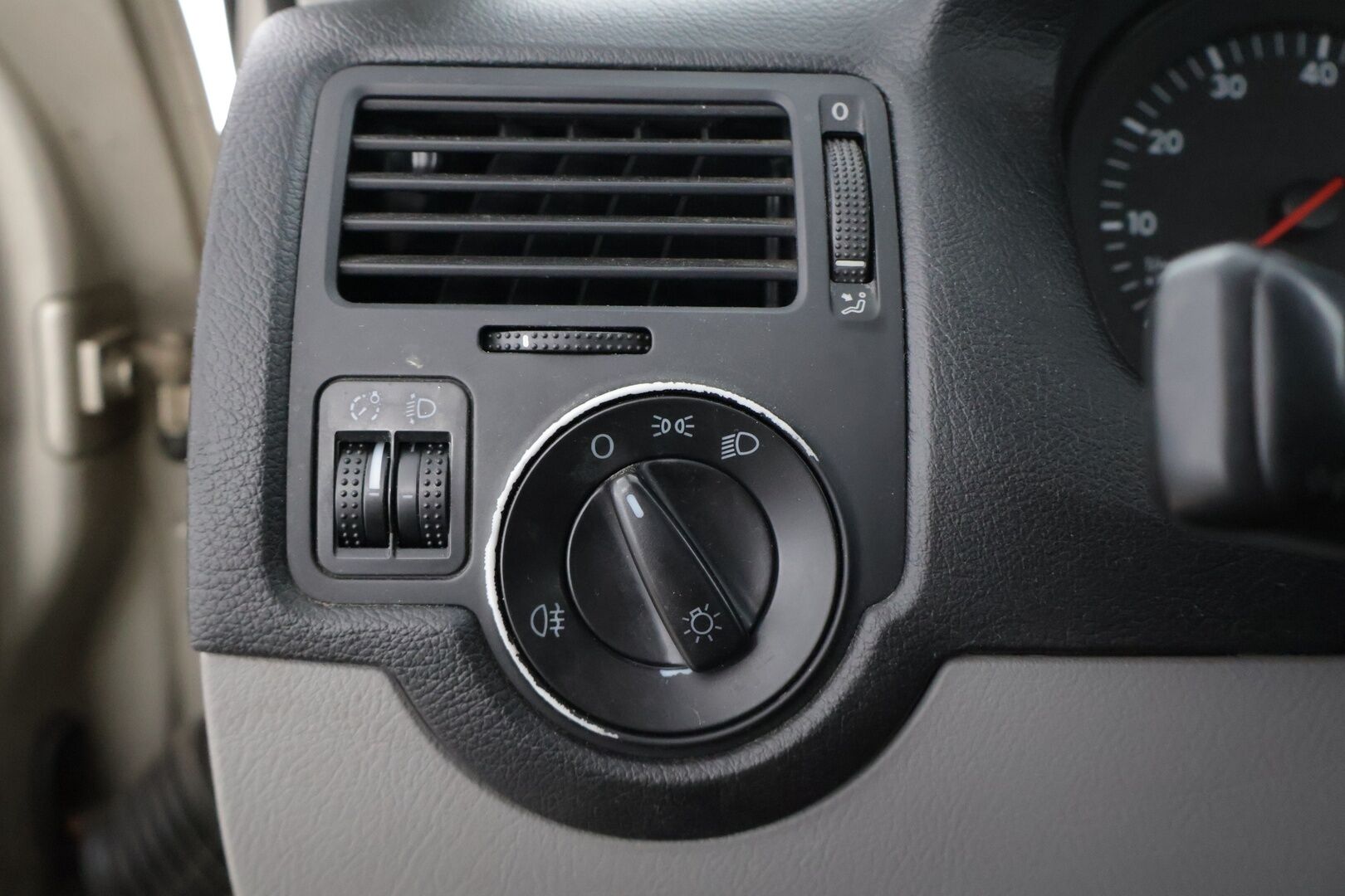 Volkswagen Bora 2005 4D BORA SEDAN 1.6-1J/250 - Auto myydään huutokaupatcomissa iän ja kilometrien vuoksi.