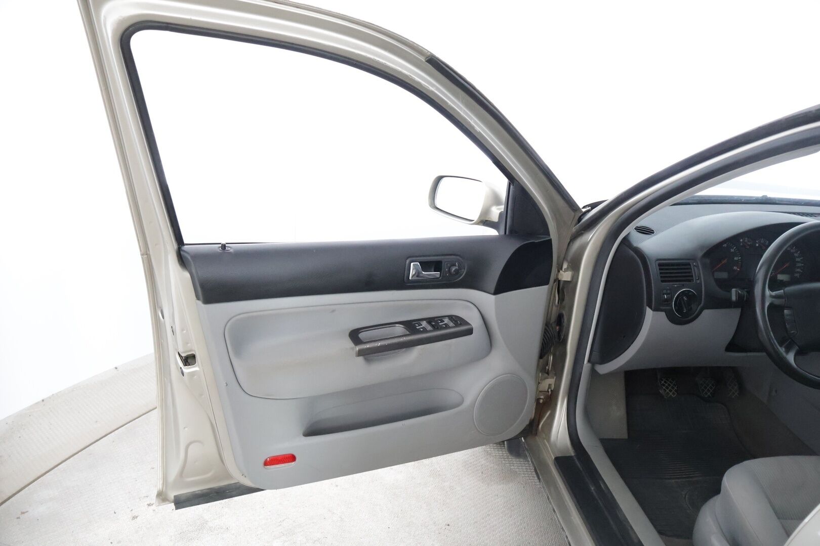 Volkswagen Bora 2005 4D BORA SEDAN 1.6-1J/250 - Auto myydään huutokaupatcomissa iän ja kilometrien vuoksi.