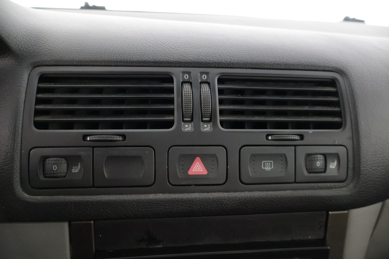 Volkswagen Bora 2005 4D BORA SEDAN 1.6-1J/250 - Auto myydään huutokaupatcomissa iän ja kilometrien vuoksi.