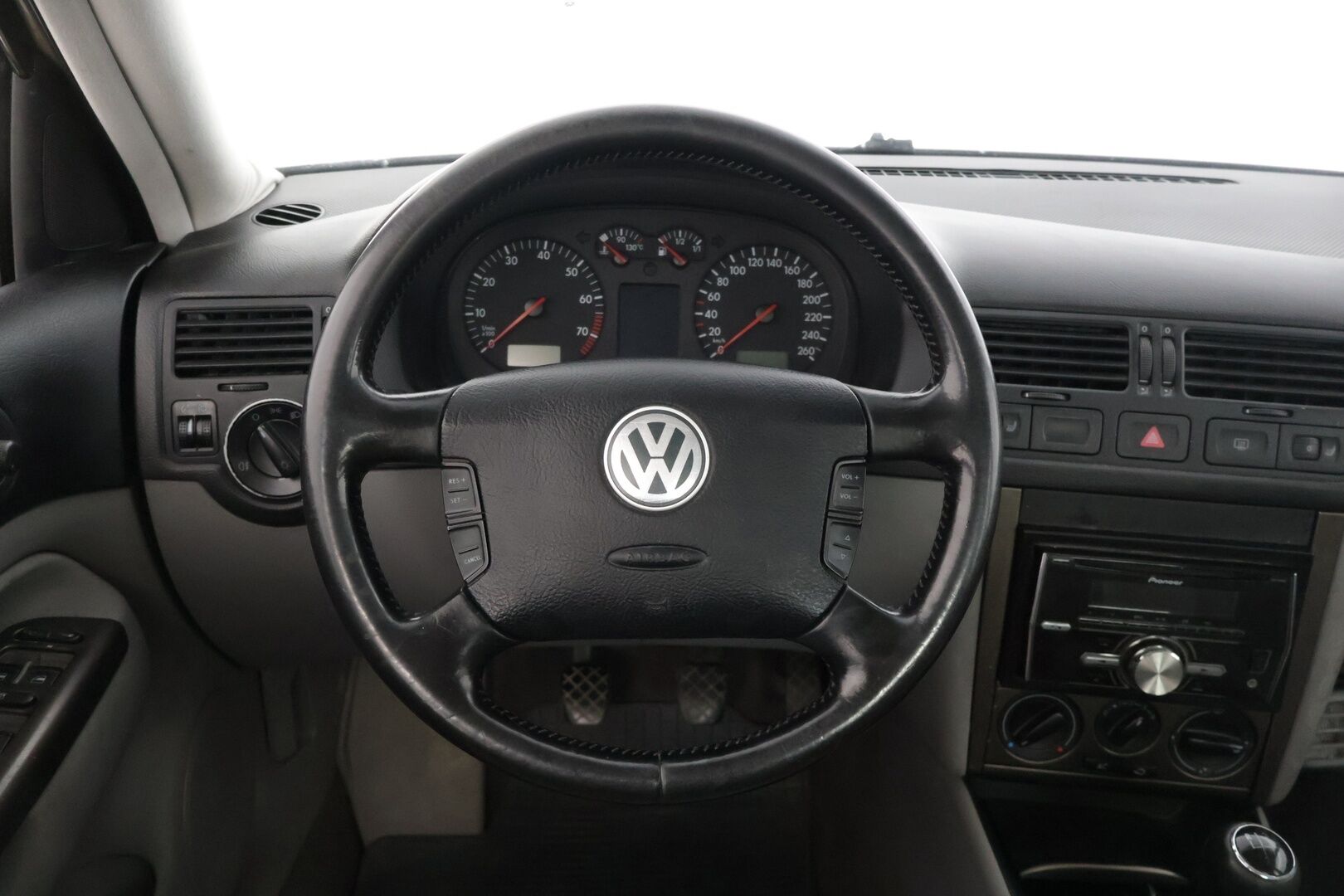 Volkswagen Bora 2005 4D BORA SEDAN 1.6-1J/250 - Auto myydään huutokaupatcomissa iän ja kilometrien vuoksi.