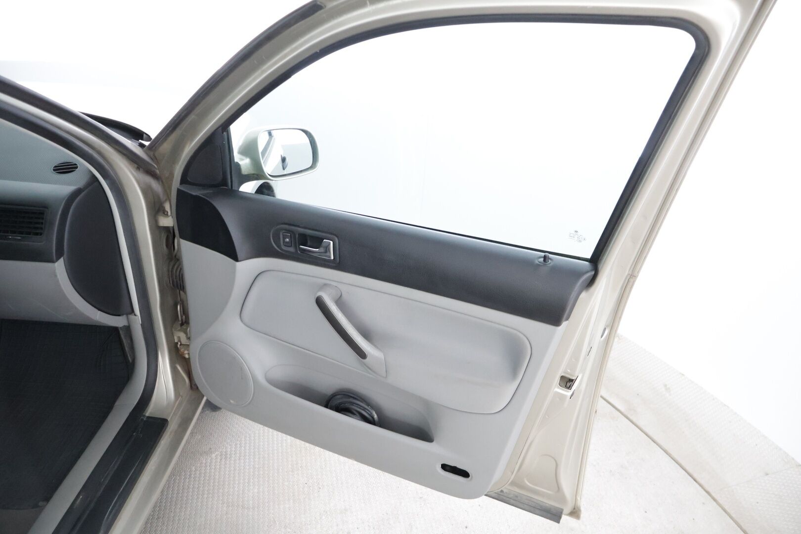 Volkswagen Bora 2005 4D BORA SEDAN 1.6-1J/250 - Auto myydään huutokaupatcomissa iän ja kilometrien vuoksi.