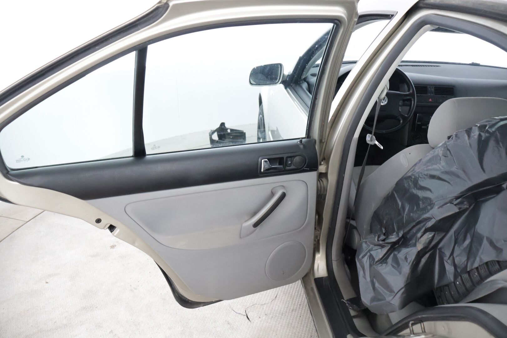 Volkswagen Bora 2005 4D BORA SEDAN 1.6-1J/250 - Auto myydään huutokaupatcomissa iän ja kilometrien vuoksi.
