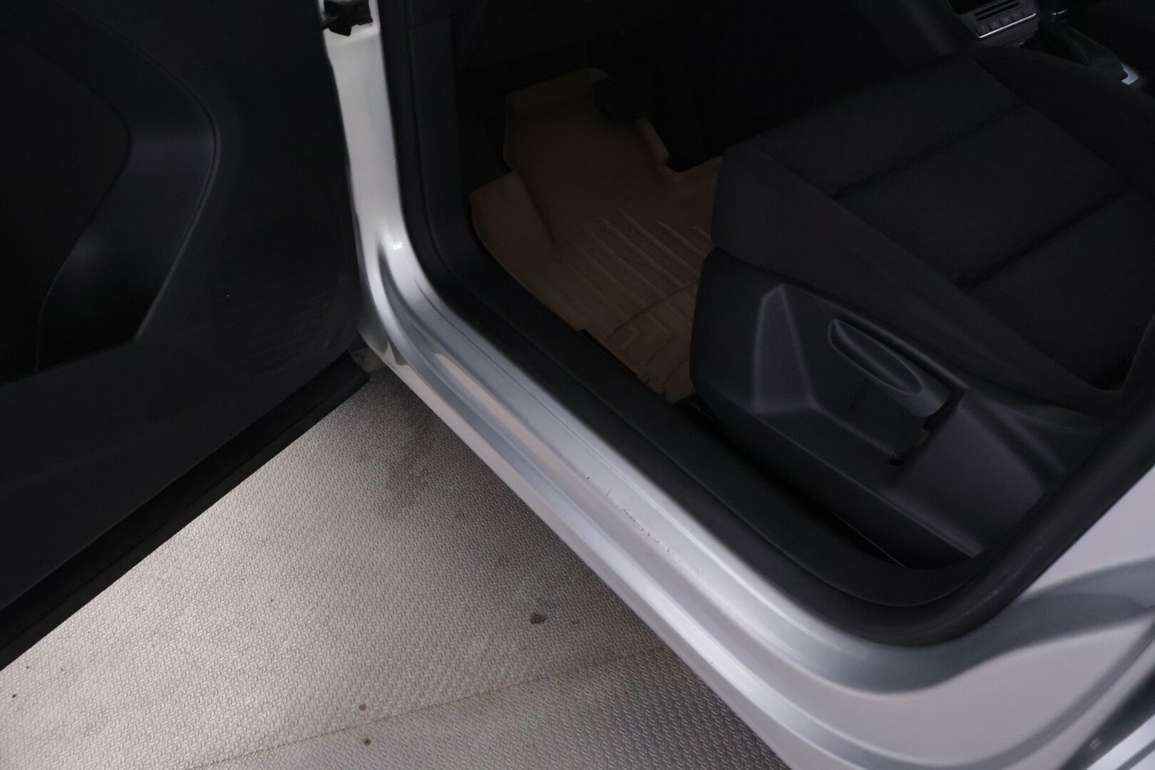 Volkswagen Tiguan 2010 TIGUAN Farmari (AC) 4ov 1968cm3 A *YritysOutlet - Myydään vain yrityksille* - * Vakkari | Webasto | 2x-renkaat *