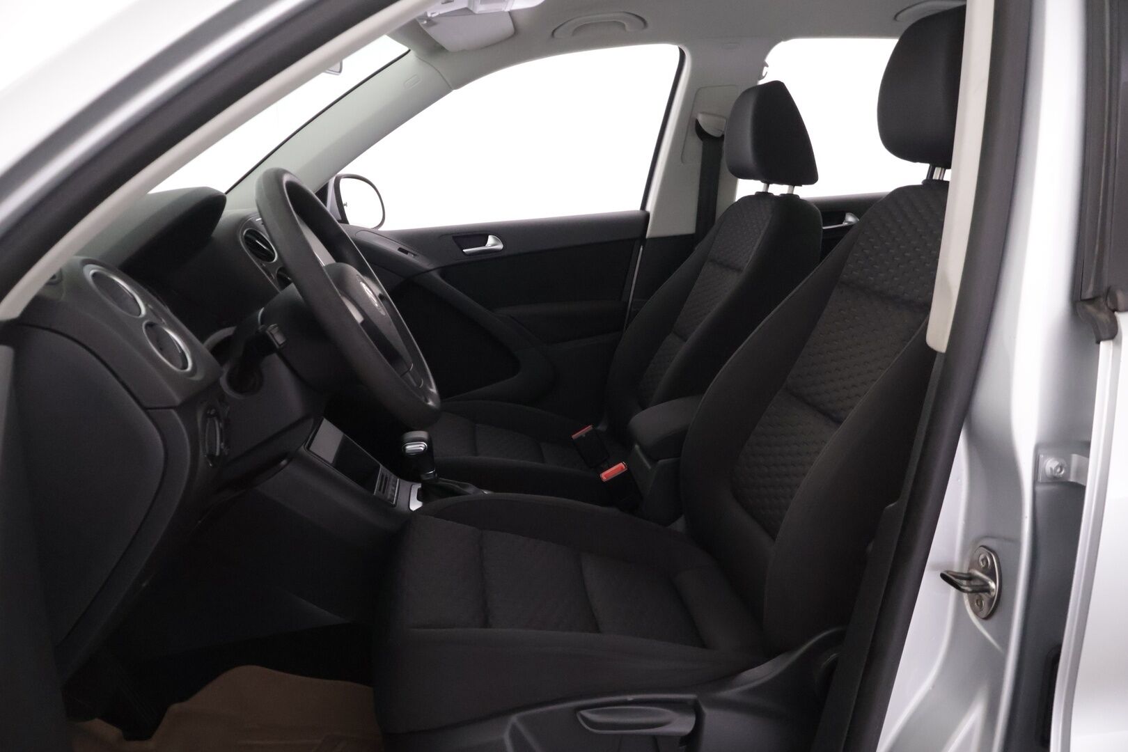 Volkswagen Tiguan 2010 TIGUAN Farmari (AC) 4ov 1968cm3 A *YritysOutlet - Myydään vain yrityksille* - * Vakkari | Webasto | 2x-renkaat *