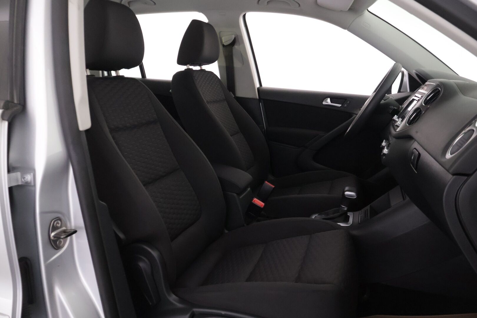 Volkswagen Tiguan 2010 TIGUAN Farmari (AC) 4ov 1968cm3 A *YritysOutlet - Myydään vain yrityksille* - * Vakkari | Webasto | 2x-renkaat *