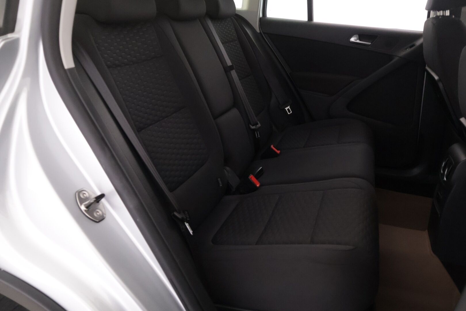 Volkswagen Tiguan 2010 TIGUAN Farmari (AC) 4ov 1968cm3 A *YritysOutlet - Myydään vain yrityksille* - * Vakkari | Webasto | 2x-renkaat *