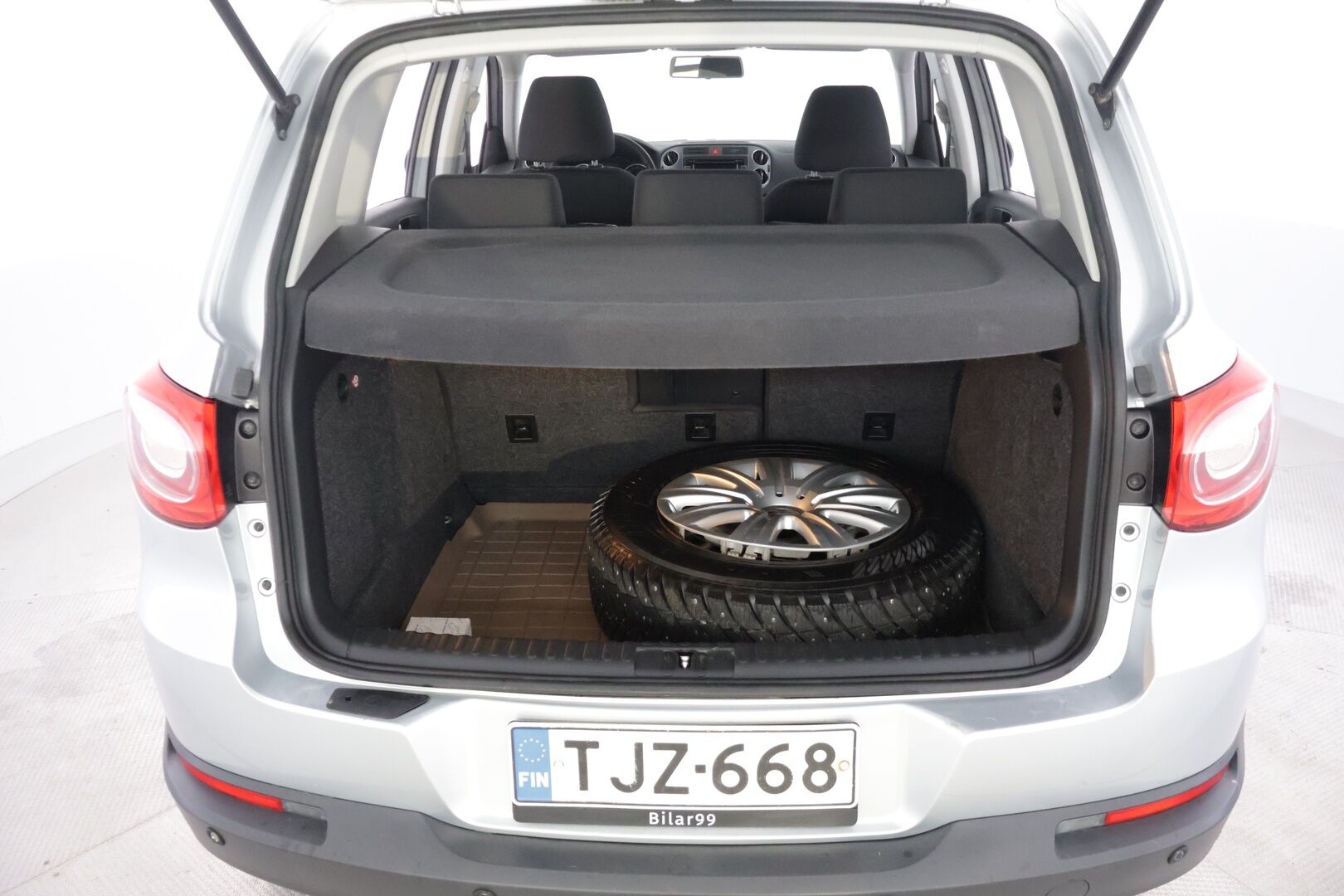 Volkswagen Tiguan 2010 TIGUAN Farmari (AC) 4ov 1968cm3 A *YritysOutlet - Myydään vain yrityksille* - * Vakkari | Webasto | 2x-renkaat *