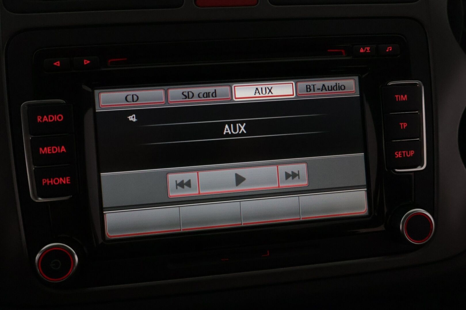Volkswagen Tiguan 2010 TIGUAN Farmari (AC) 4ov 1968cm3 A *YritysOutlet - Myydään vain yrityksille* - * Vakkari | Webasto | 2x-renkaat *