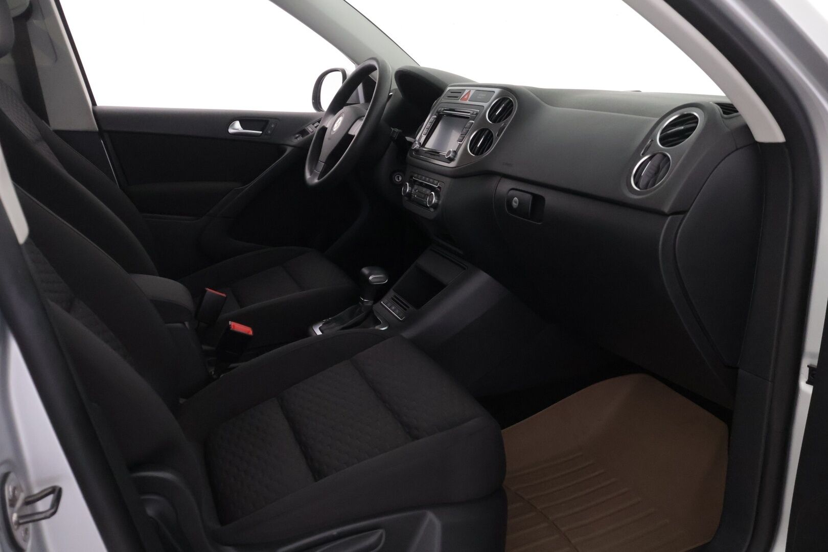 Volkswagen Tiguan 2010 TIGUAN Farmari (AC) 4ov 1968cm3 A *YritysOutlet - Myydään vain yrityksille* - * Vakkari | Webasto | 2x-renkaat *