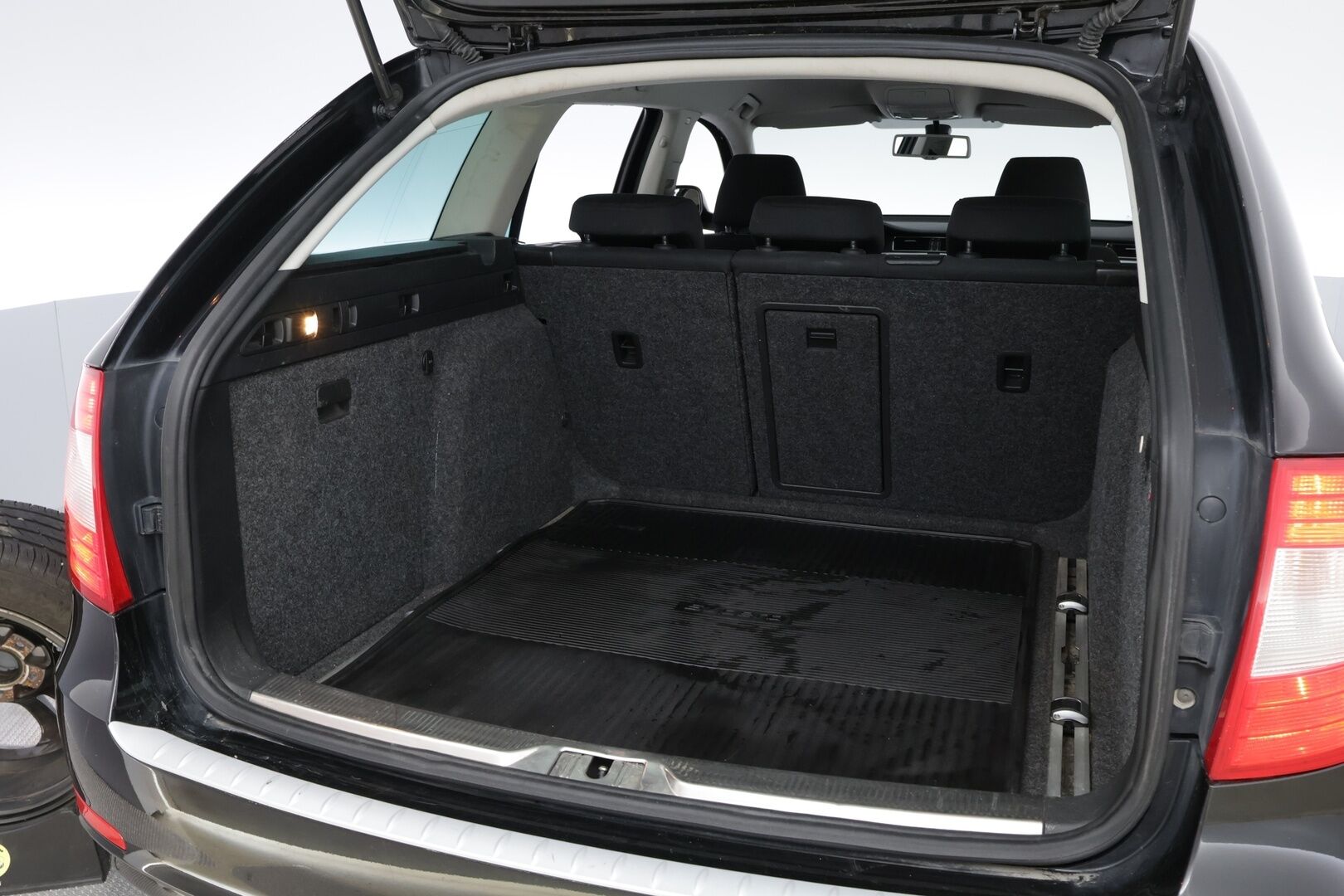 Skoda Superb 2010 Combi 2,0 TDI 140 Ambition DSG Autom. - Suomiauto | Vetokoukku | Vakkari | Lohko&Sisäpistoke | Peruutustutka | Xenon!