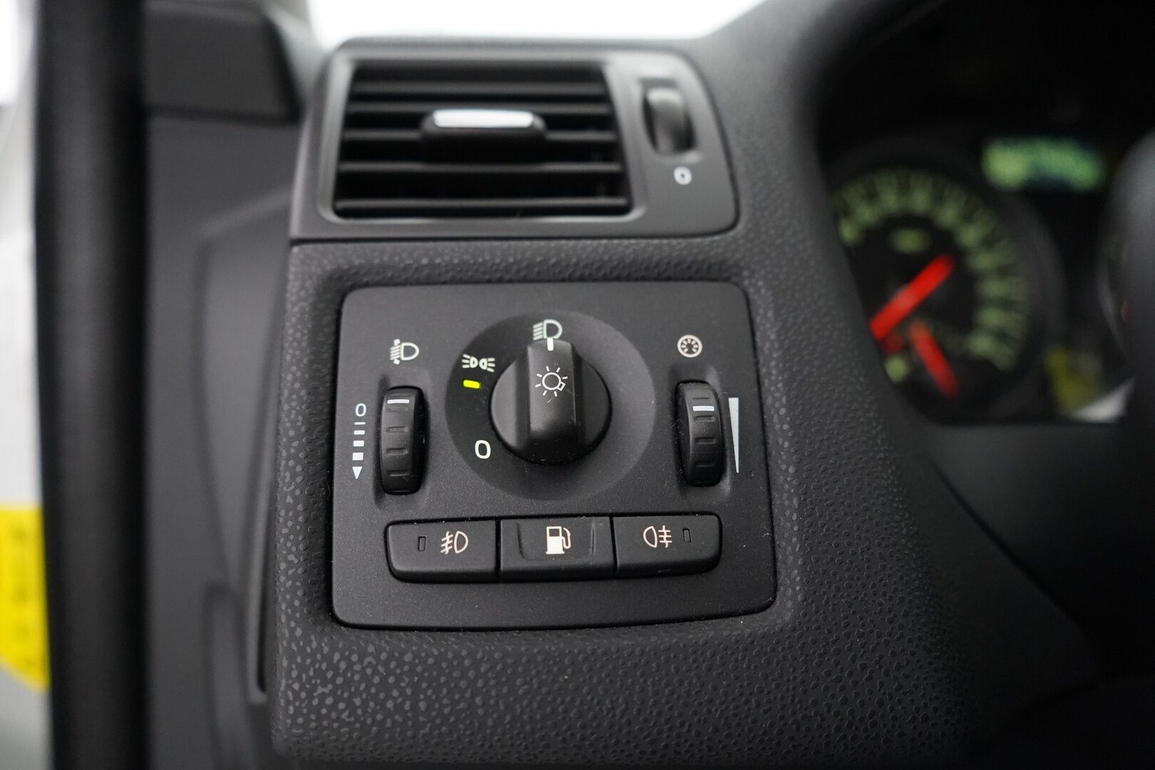 Volvo C30 2007 2.4i ( 170 hv ) Momentum aut * Vakkari / Lohkolämmitin / Autom ilmastointi * - Suomi-auto / 2-omistajalta / Todella fiksu huoltohistoria / Jakohihna 9/2024 - HULLUT AVAJAISHULINAT KORKOTARJOUS 3,29 %