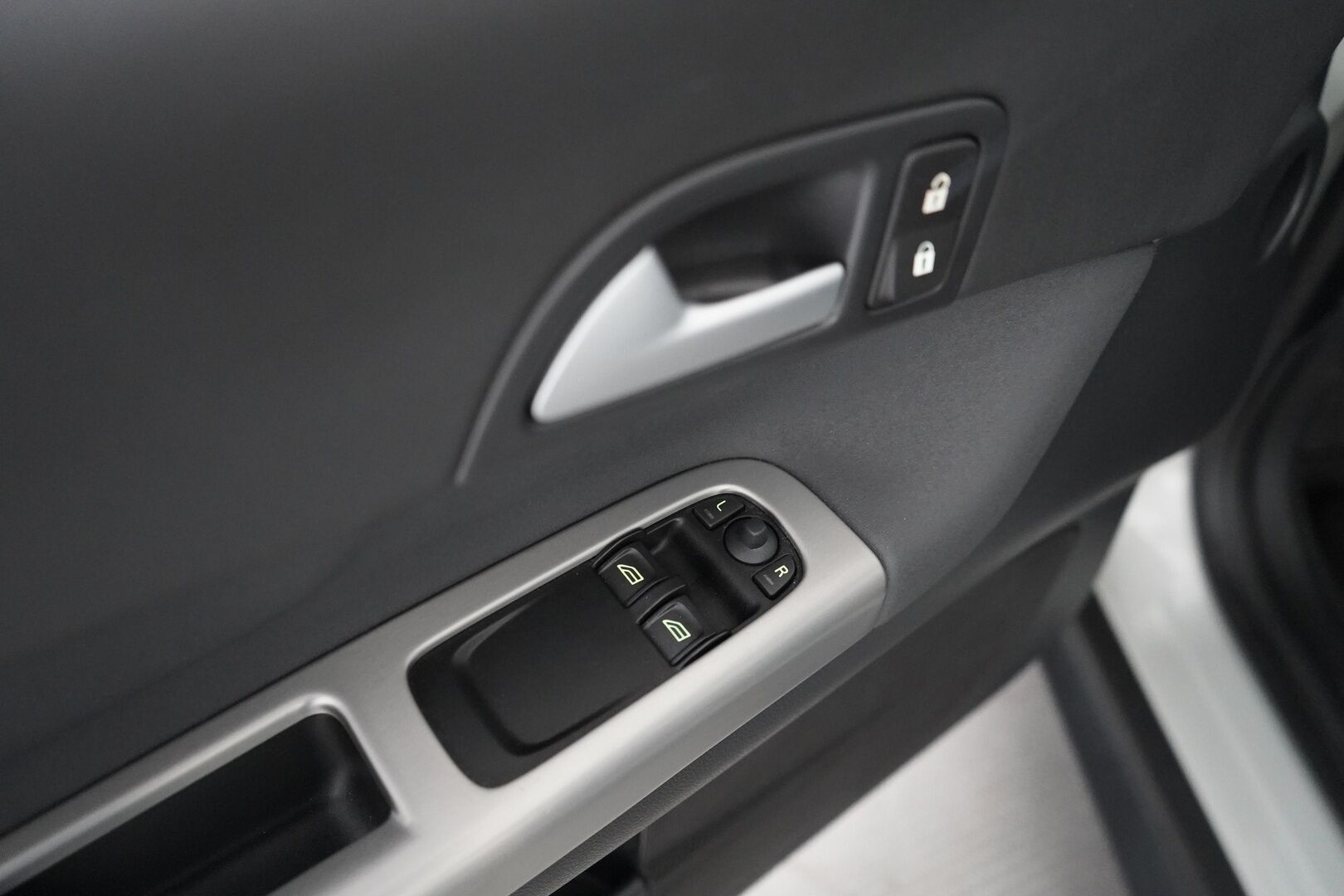 Volvo C30 2007 2.4i ( 170 hv ) Momentum aut * Vakkari / Lohkolämmitin / Autom ilmastointi * - Suomi-auto / 2-omistajalta / Todella fiksu huoltohistoria / Jakohihna 9/2024 - HULLUT AVAJAISHULINAT KORKOTARJOUS 3,29 %