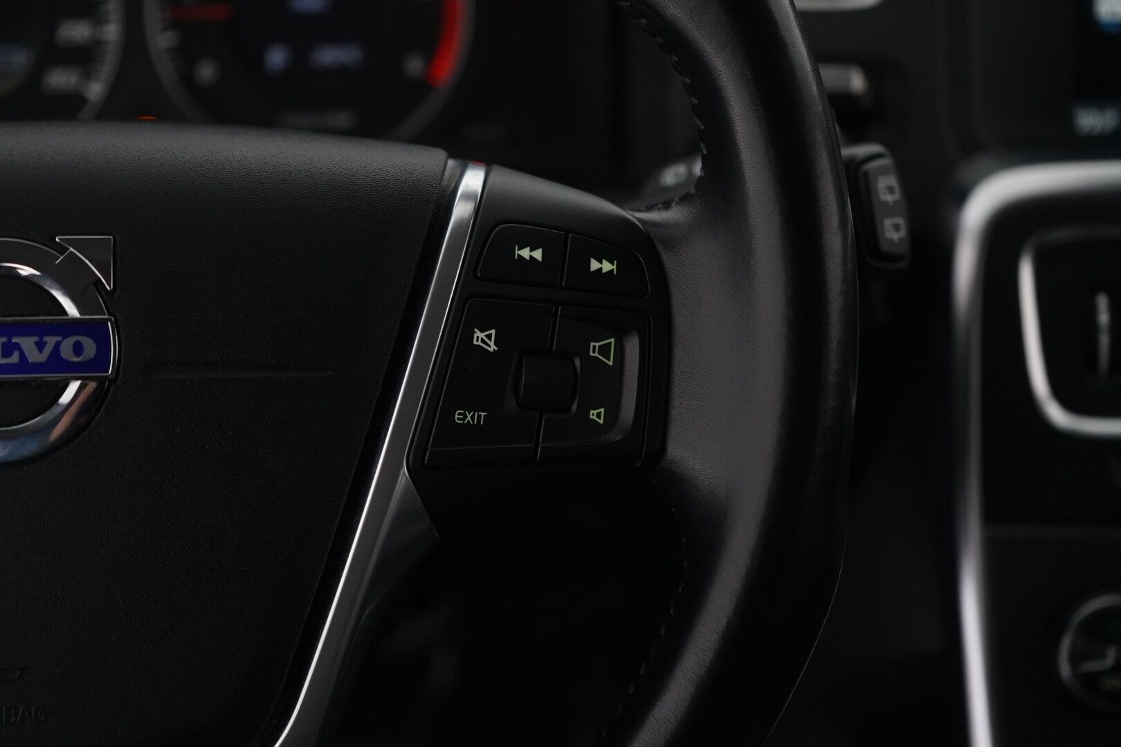 Volvo V60 2010 D3 Momentum aut *Webasto / Koukku / Nahkasisusta / Vakkari / KeylessGo / Tutka / Bluetooth* - Suomi-Auto / Kahdet hyvät renkaat alumiinivanteilla / Hyvät huollot