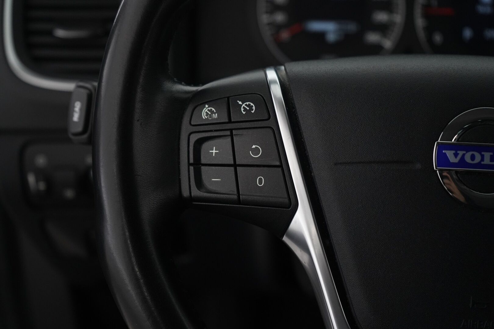 Volvo V60 2010 D3 Momentum aut *Webasto / Koukku / Nahkasisusta / Vakkari / KeylessGo / Tutka / Bluetooth* - Suomi-Auto / Kahdet hyvät renkaat alumiinivanteilla / Hyvät huollot