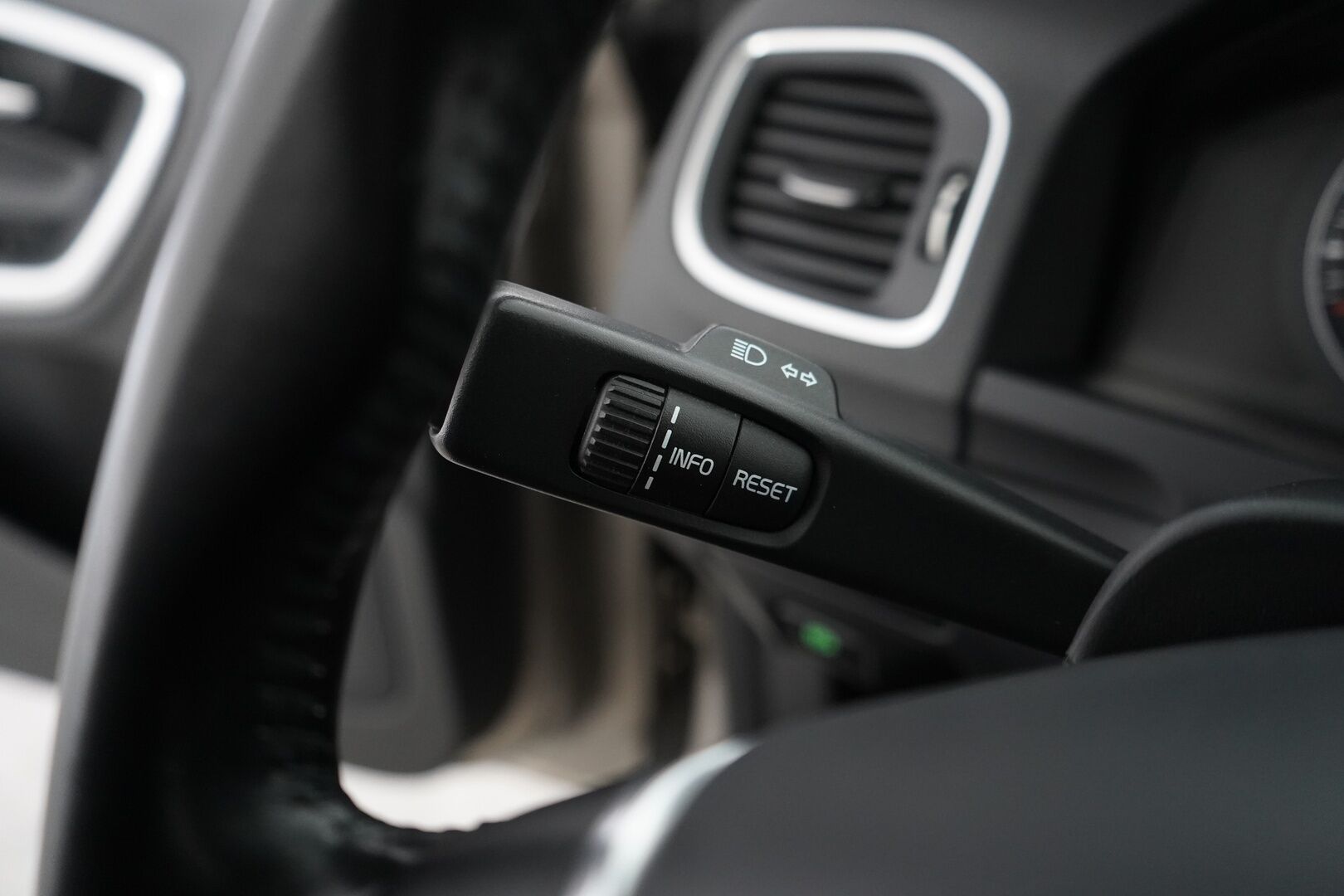Volvo V60 2010 D3 Momentum aut *Webasto / Koukku / Nahkasisusta / Vakkari / KeylessGo / Tutka / Bluetooth* - Suomi-Auto / Kahdet hyvät renkaat alumiinivanteilla / Hyvät huollot