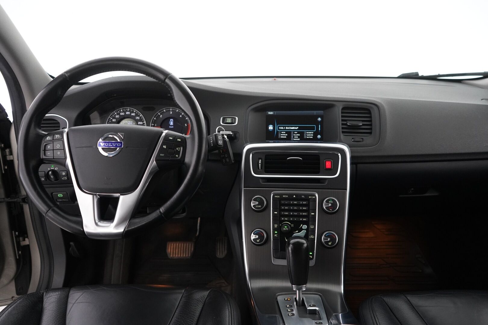 Volvo V60 2010 D3 Momentum aut *Webasto / Koukku / Nahkasisusta / Vakkari / KeylessGo / Tutka / Bluetooth* - Suomi-Auto / Kahdet hyvät renkaat alumiinivanteilla / Hyvät huollot