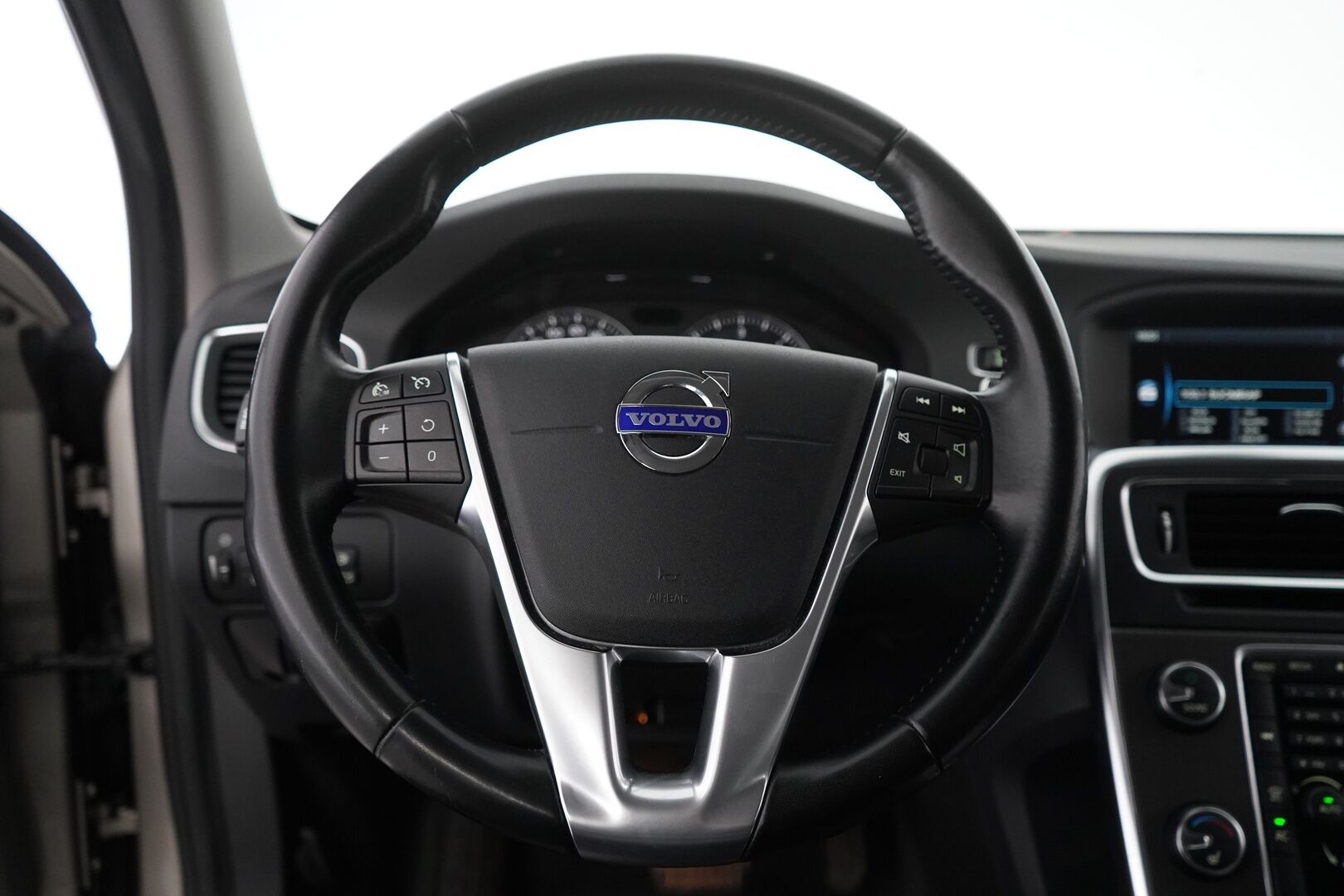 Volvo V60 2010 D3 Momentum aut *Webasto / Koukku / Nahkasisusta / Vakkari / KeylessGo / Tutka / Bluetooth* - Suomi-Auto / Kahdet hyvät renkaat alumiinivanteilla / Hyvät huollot