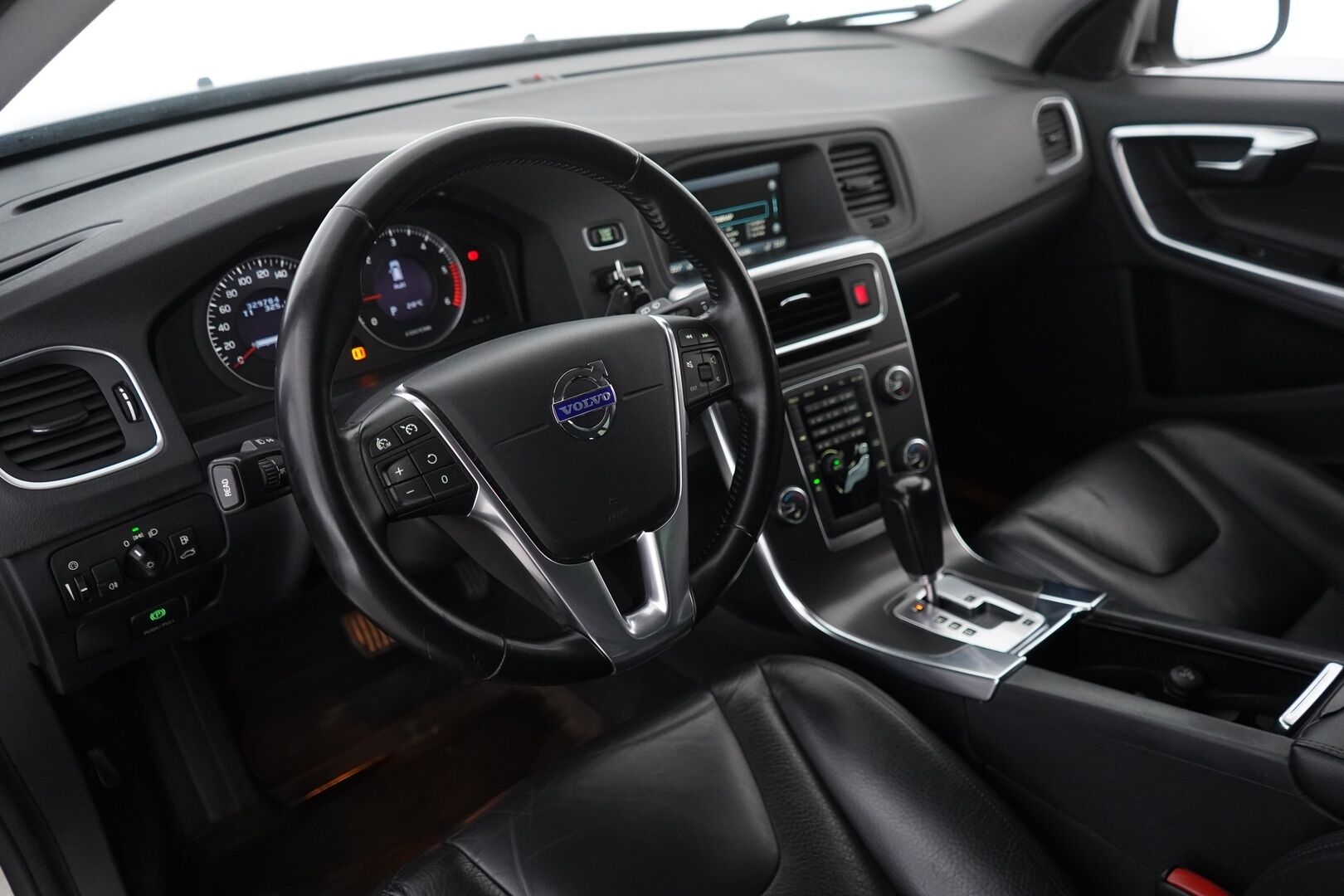 Volvo V60 2010 D3 Momentum aut *Webasto / Koukku / Nahkasisusta / Vakkari / KeylessGo / Tutka / Bluetooth* - Suomi-Auto / Kahdet hyvät renkaat alumiinivanteilla / Hyvät huollot