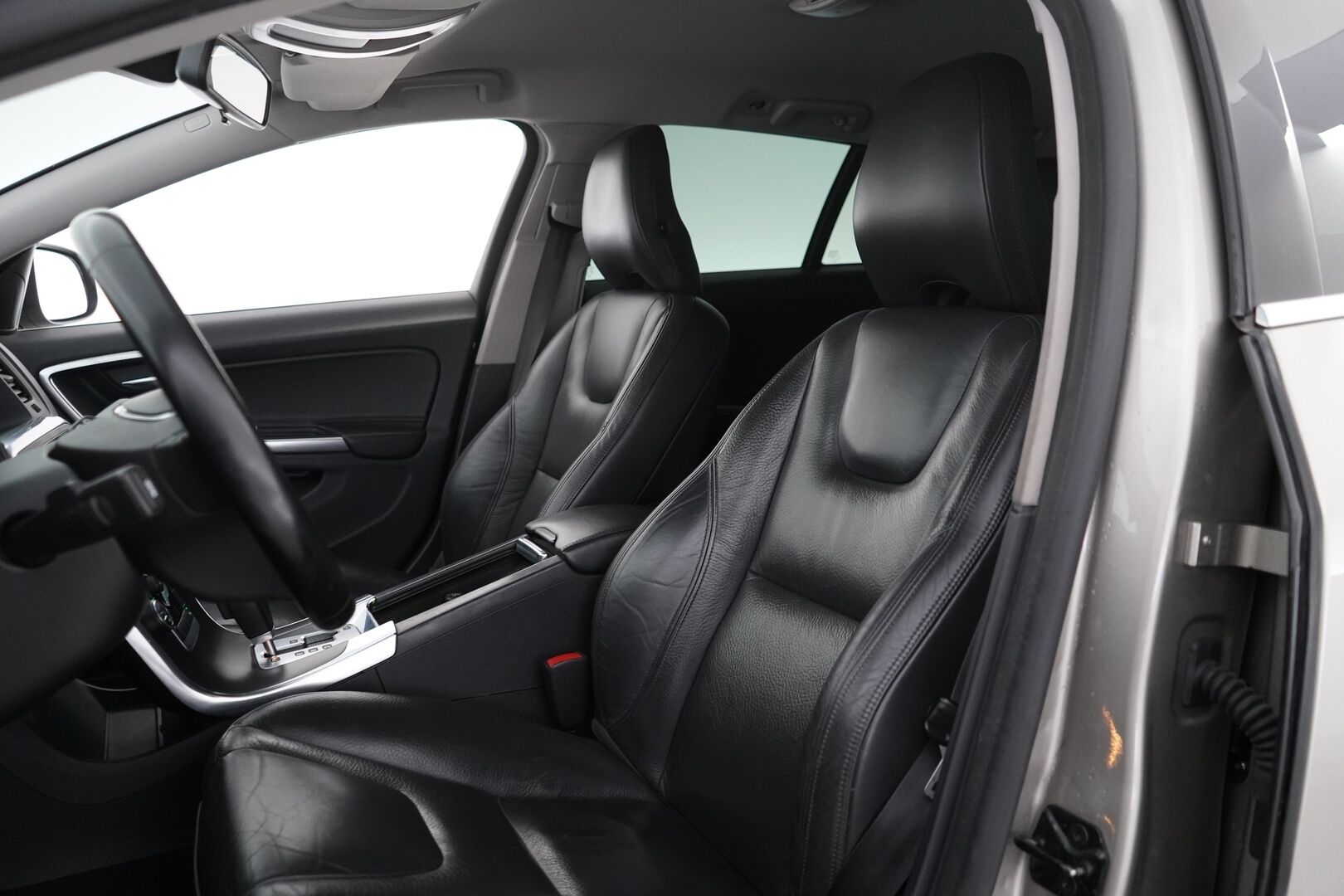 Volvo V60 2010 D3 Momentum aut *Webasto / Koukku / Nahkasisusta / Vakkari / KeylessGo / Tutka / Bluetooth* - Suomi-Auto / Kahdet hyvät renkaat alumiinivanteilla / Hyvät huollot