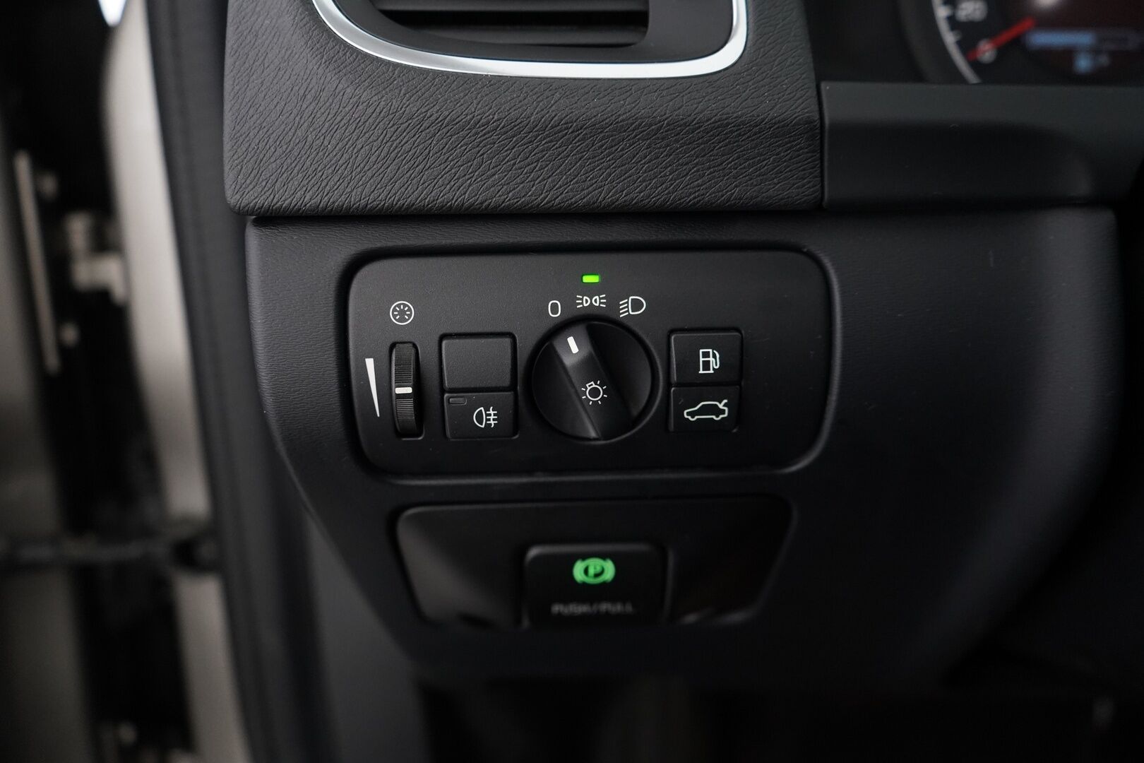 Volvo V60 2010 D3 Momentum aut *Webasto / Koukku / Nahkasisusta / Vakkari / KeylessGo / Tutka / Bluetooth* - Suomi-Auto / Kahdet hyvät renkaat alumiinivanteilla / Hyvät huollot