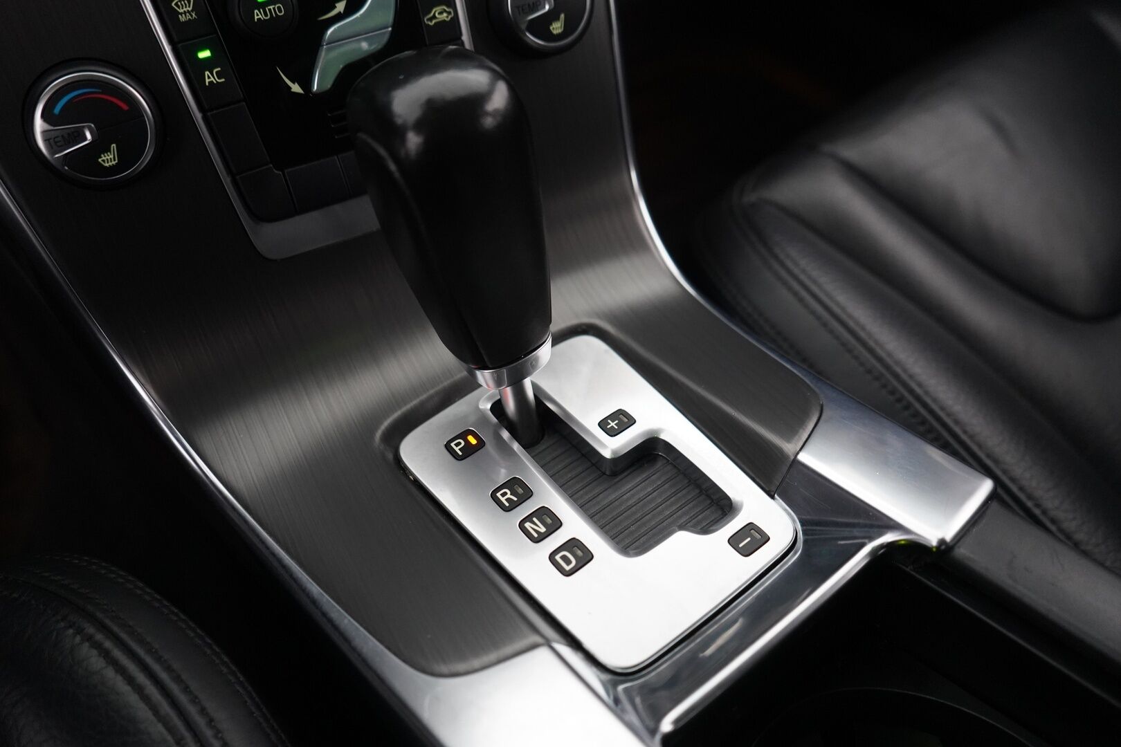 Volvo V60 2010 D3 Momentum aut *Webasto / Koukku / Nahkasisusta / Vakkari / KeylessGo / Tutka / Bluetooth* - Suomi-Auto / Kahdet hyvät renkaat alumiinivanteilla / Hyvät huollot