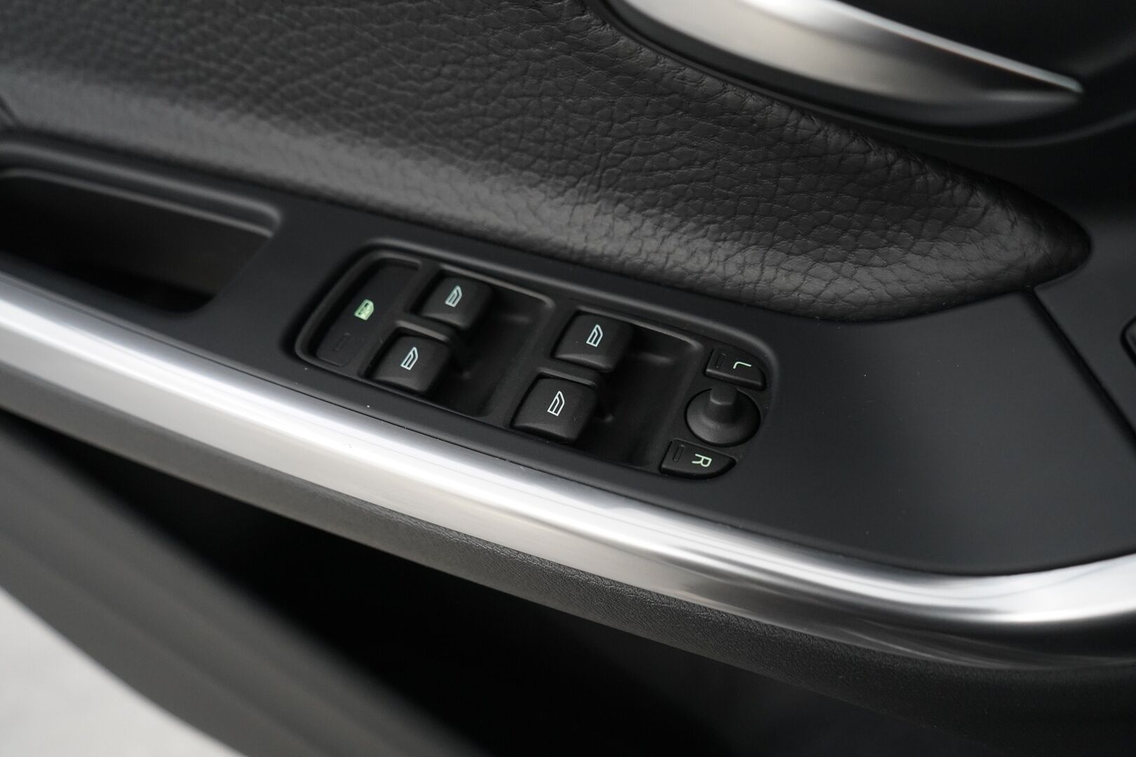 Volvo V60 2010 D3 Momentum aut *Webasto / Koukku / Nahkasisusta / Vakkari / KeylessGo / Tutka / Bluetooth* - Suomi-Auto / Kahdet hyvät renkaat alumiinivanteilla / Hyvät huollot