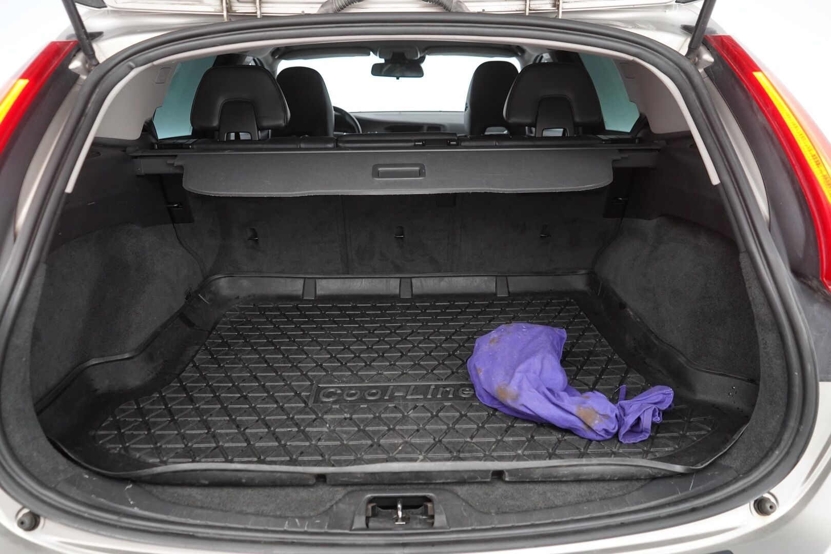 Volvo V60 2010 D3 Momentum aut *Webasto / Koukku / Nahkasisusta / Vakkari / KeylessGo / Tutka / Bluetooth* - Suomi-Auto / Kahdet hyvät renkaat alumiinivanteilla / Hyvät huollot