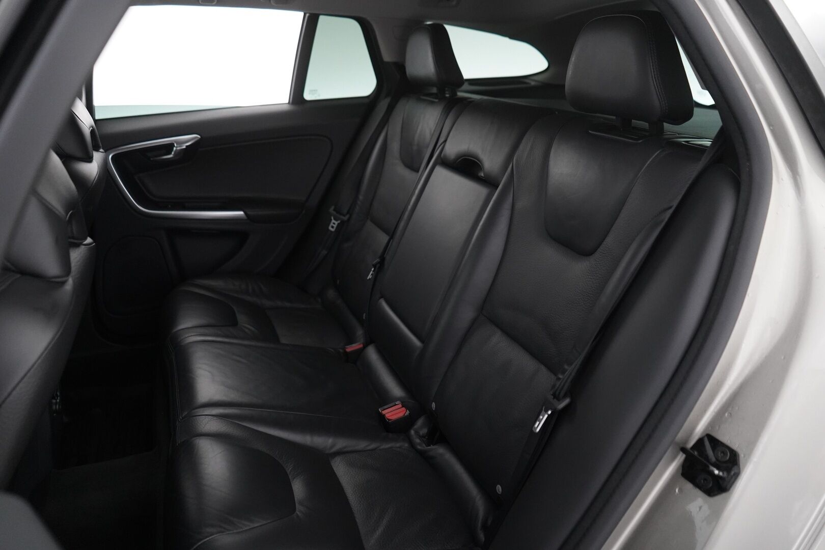 Volvo V60 2010 D3 Momentum aut *Webasto / Koukku / Nahkasisusta / Vakkari / KeylessGo / Tutka / Bluetooth* - Suomi-Auto / Kahdet hyvät renkaat alumiinivanteilla / Hyvät huollot