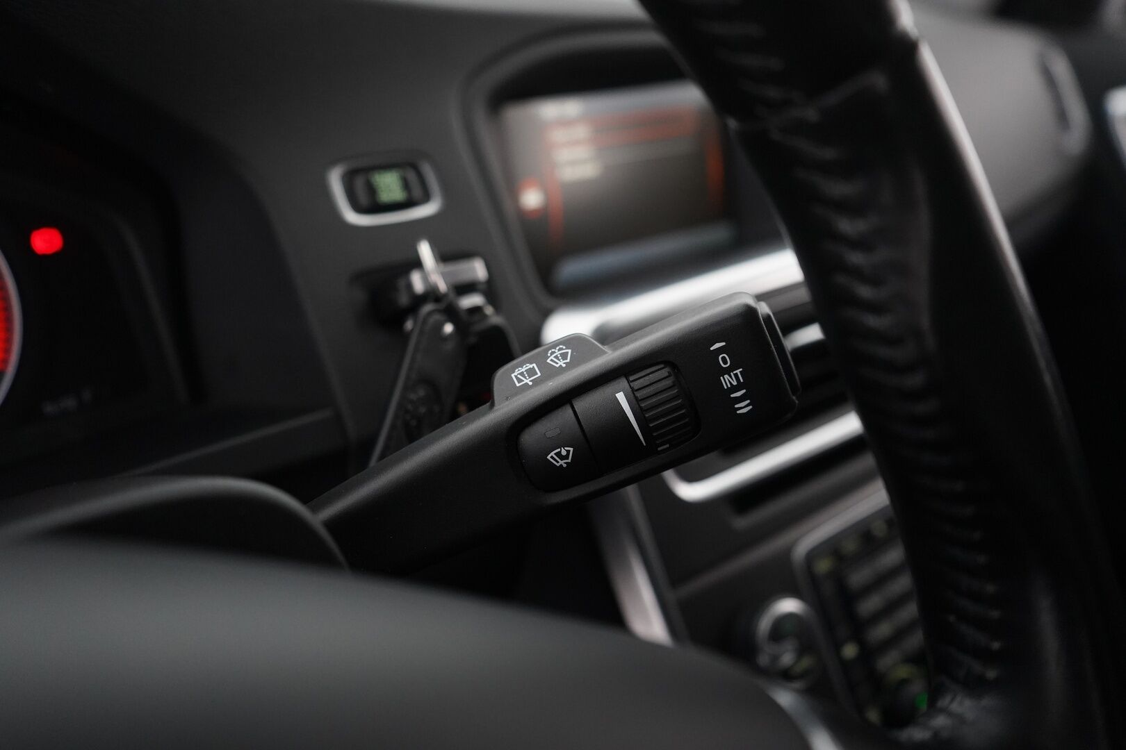 Volvo V60 2010 D3 Momentum aut *Webasto / Koukku / Nahkasisusta / Vakkari / KeylessGo / Tutka / Bluetooth* - Suomi-Auto / Kahdet hyvät renkaat alumiinivanteilla / Hyvät huollot