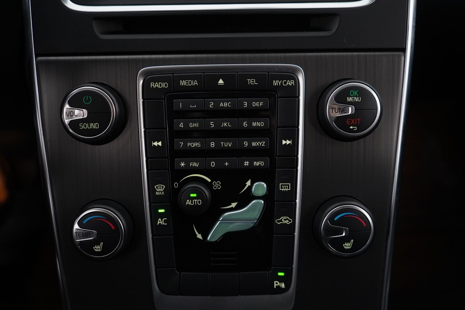 Volvo V60 2010 D3 Momentum aut *Webasto / Koukku / Nahkasisusta / Vakkari / KeylessGo / Tutka / Bluetooth* - Suomi-Auto / Kahdet hyvät renkaat alumiinivanteilla / Hyvät huollot