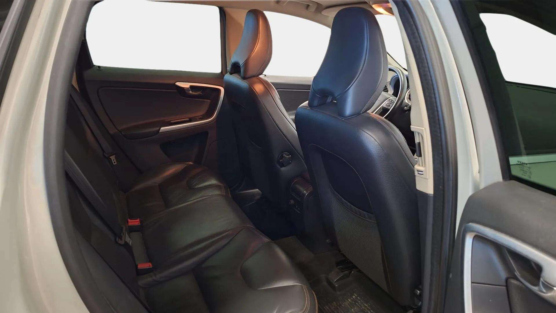 Volvo XC60 2011 D3 AWD Summum aut - Webasto | Vakkari | Koukku | Xenon | Nahat | 