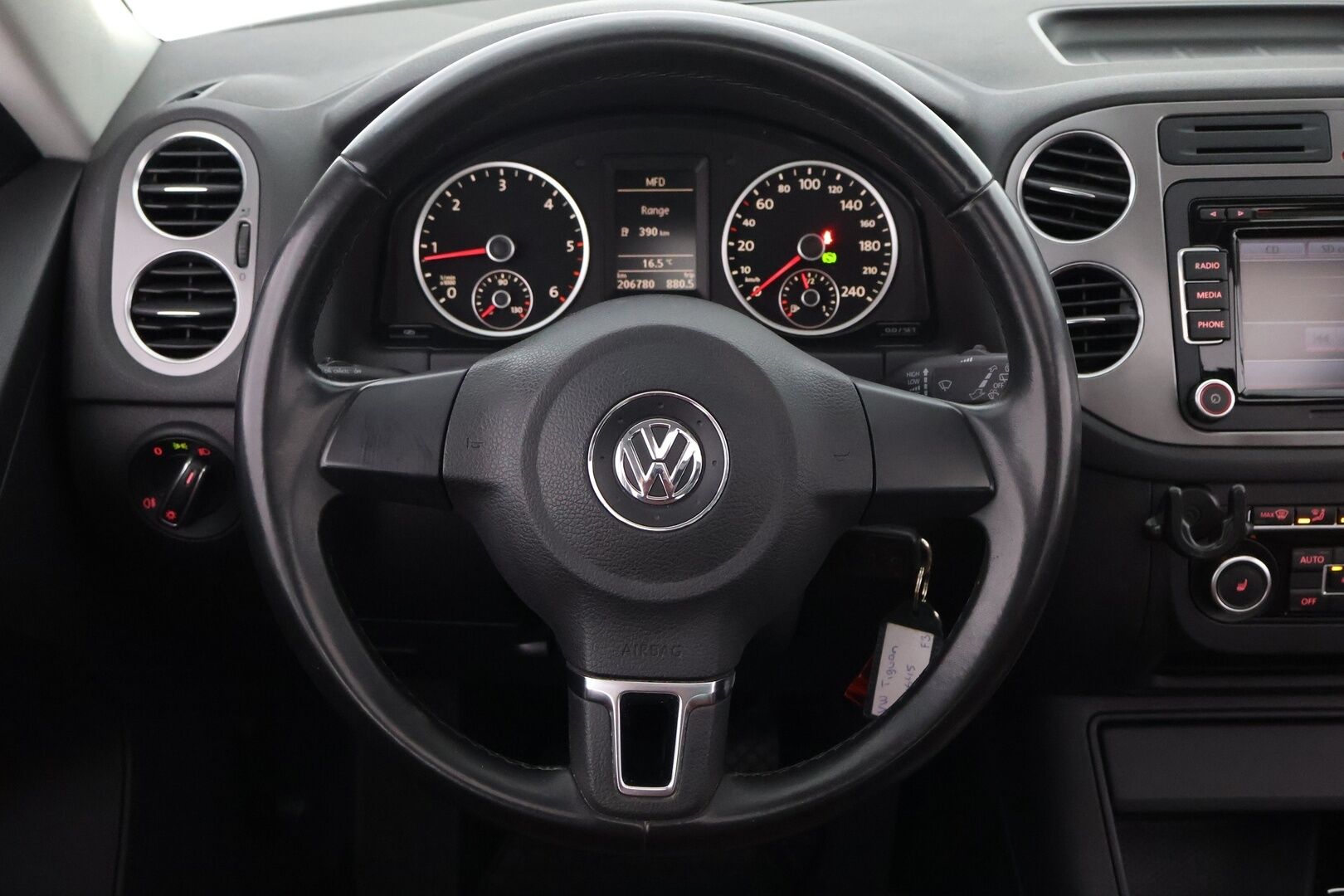 Volkswagen Tiguan 2011 Sport & Style 2,0 TDI 103 kW (140 hv) 4MOTION DSG-automaatti - Webasto / Ruskeat nahat / Panorama / Vetokoukku / Sähköpenkki / Suomi-auto / Fiksusti huollettu!