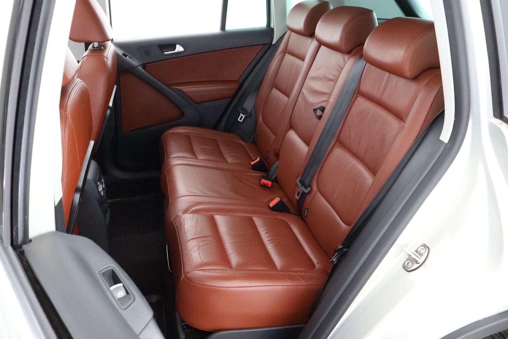 Volkswagen Tiguan 2011 Sport & Style 2,0 TDI 103 kW (140 hv) 4MOTION DSG-automaatti - Webasto / Ruskeat nahat / Panorama / Vetokoukku / Sähköpenkki / Suomi-auto / Fiksusti huollettu!