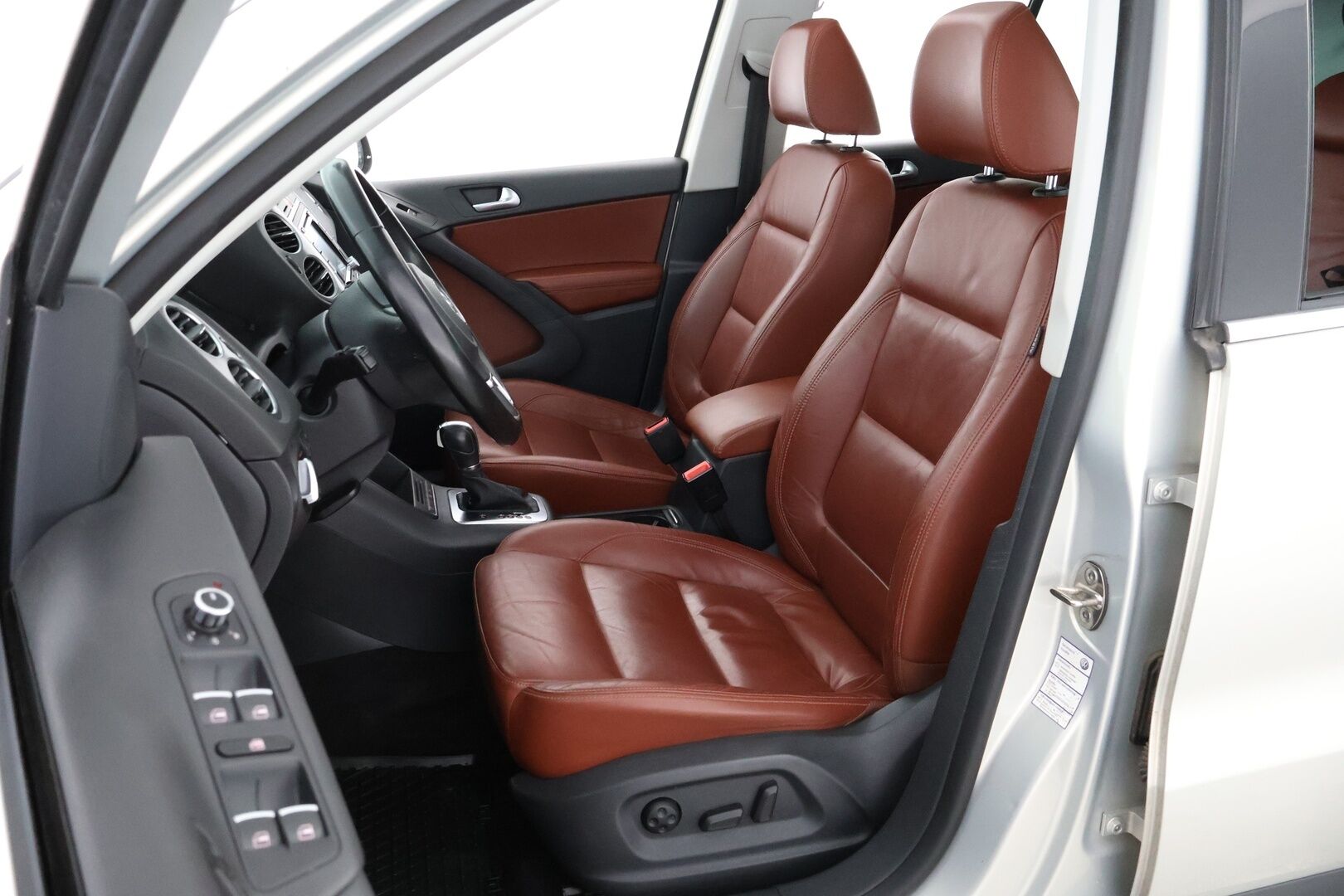 Volkswagen Tiguan 2011 Sport & Style 2,0 TDI 103 kW (140 hv) 4MOTION DSG-automaatti - Webasto / Ruskeat nahat / Panorama / Vetokoukku / Sähköpenkki / Suomi-auto / Fiksusti huollettu!