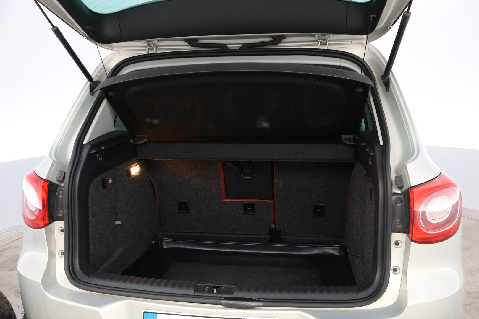 Volkswagen Tiguan 2011 Sport & Style 2,0 TDI 103 kW (140 hv) 4MOTION DSG-automaatti - Webasto / Ruskeat nahat / Panorama / Vetokoukku / Sähköpenkki / Suomi-auto / Fiksusti huollettu!
