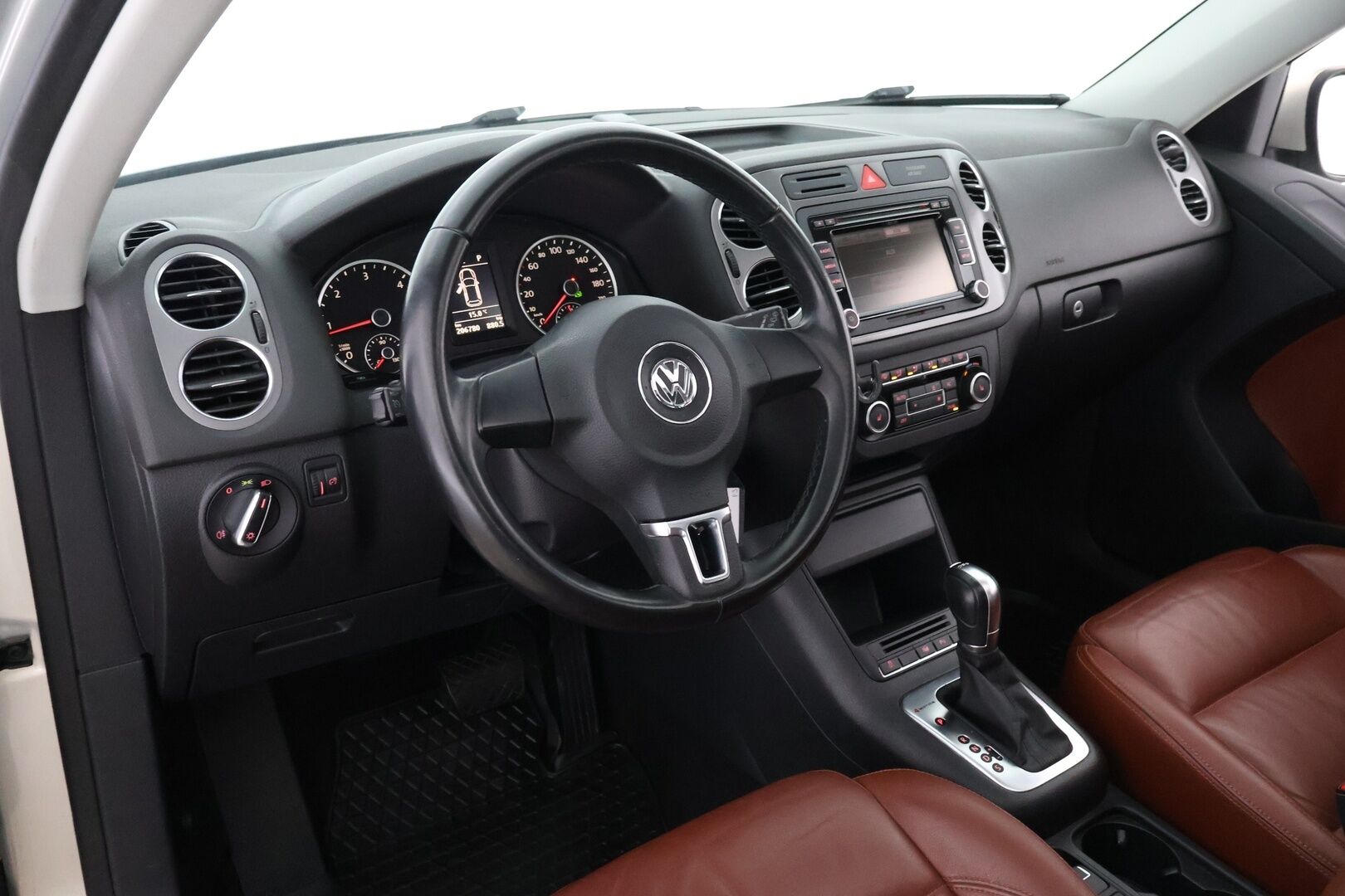 Volkswagen Tiguan 2011 Sport & Style 2,0 TDI 103 kW (140 hv) 4MOTION DSG-automaatti - Webasto / Ruskeat nahat / Panorama / Vetokoukku / Sähköpenkki / Suomi-auto / Fiksusti huollettu!
