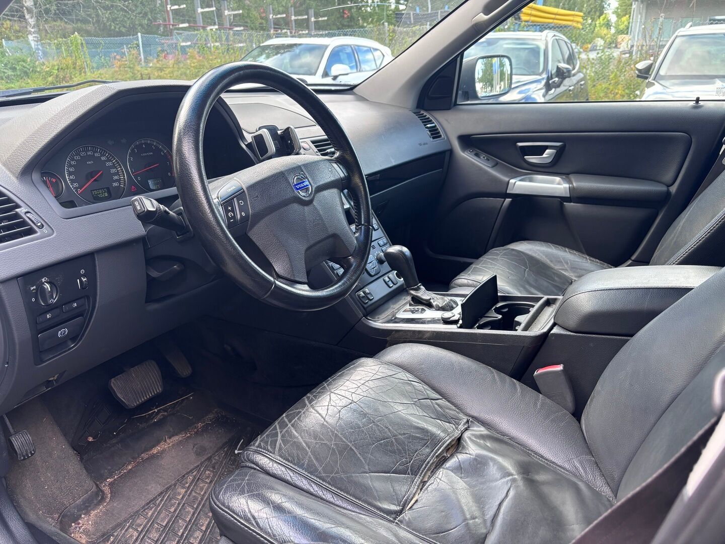 Volvo XC90 2004 2.5t Summum Aut 7p - YritysOutlet - Myydään vain yrityksille - | Juuri katsastettu ! Nahat | Vetokoukku | 2x renkaat ja vanteet | 