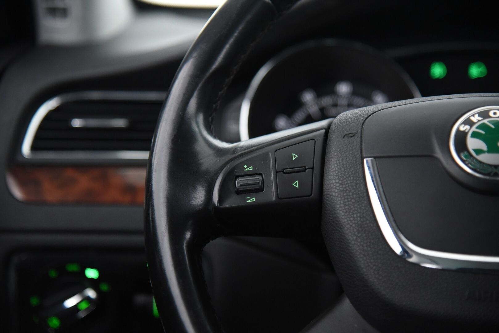 Skoda Superb 2011 Combi 1,8 TSI Elegance DSG Autom // YritysOutlet - Myydään vain yrityksille - Huippuvarusteet / Erinomaisesti Huollettu! 