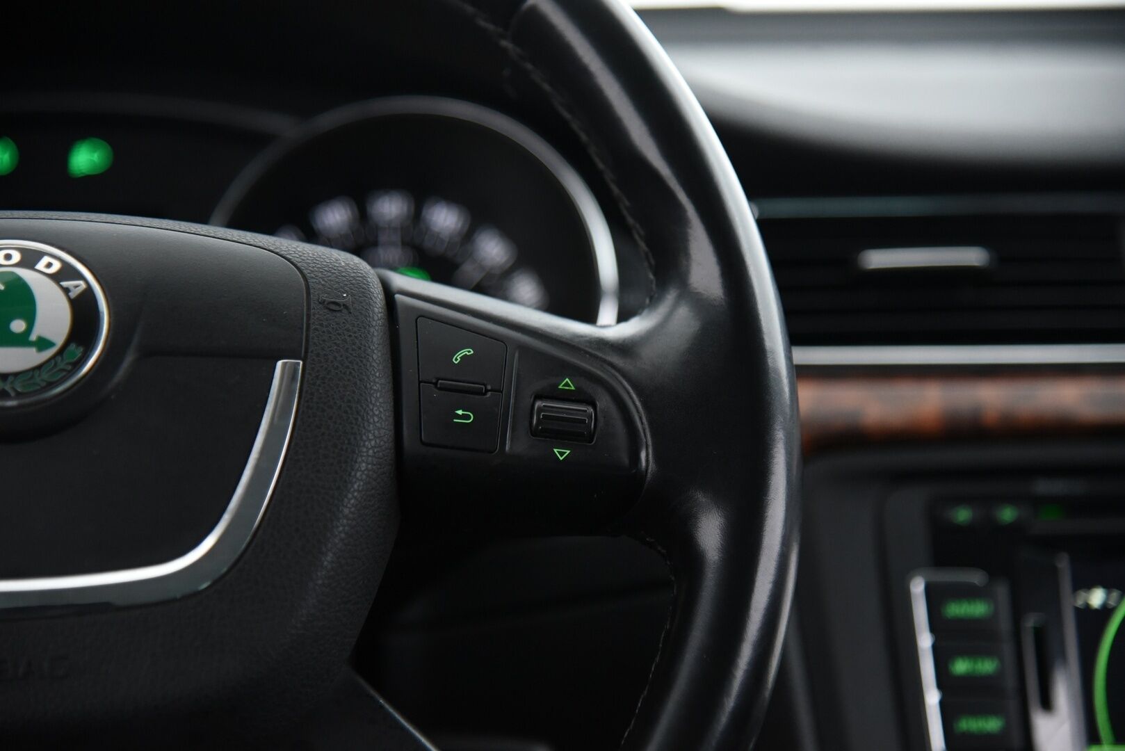 Skoda Superb 2011 Combi 1,8 TSI Elegance DSG Autom // YritysOutlet - Myydään vain yrityksille - Huippuvarusteet / Erinomaisesti Huollettu! 