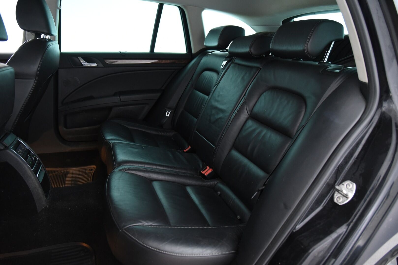 Skoda Superb 2011 Combi 1,8 TSI Elegance DSG Autom // YritysOutlet - Myydään vain yrityksille - Huippuvarusteet / Erinomaisesti Huollettu! 