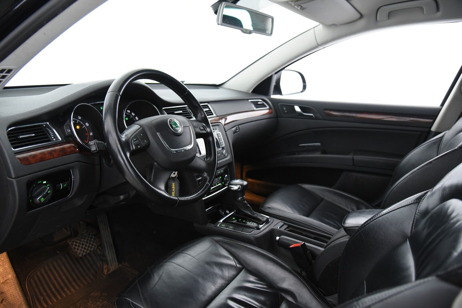 Skoda Superb 2011 Combi 1,8 TSI Elegance DSG Autom // YritysOutlet - Myydään vain yrityksille - Huippuvarusteet / Erinomaisesti Huollettu! 