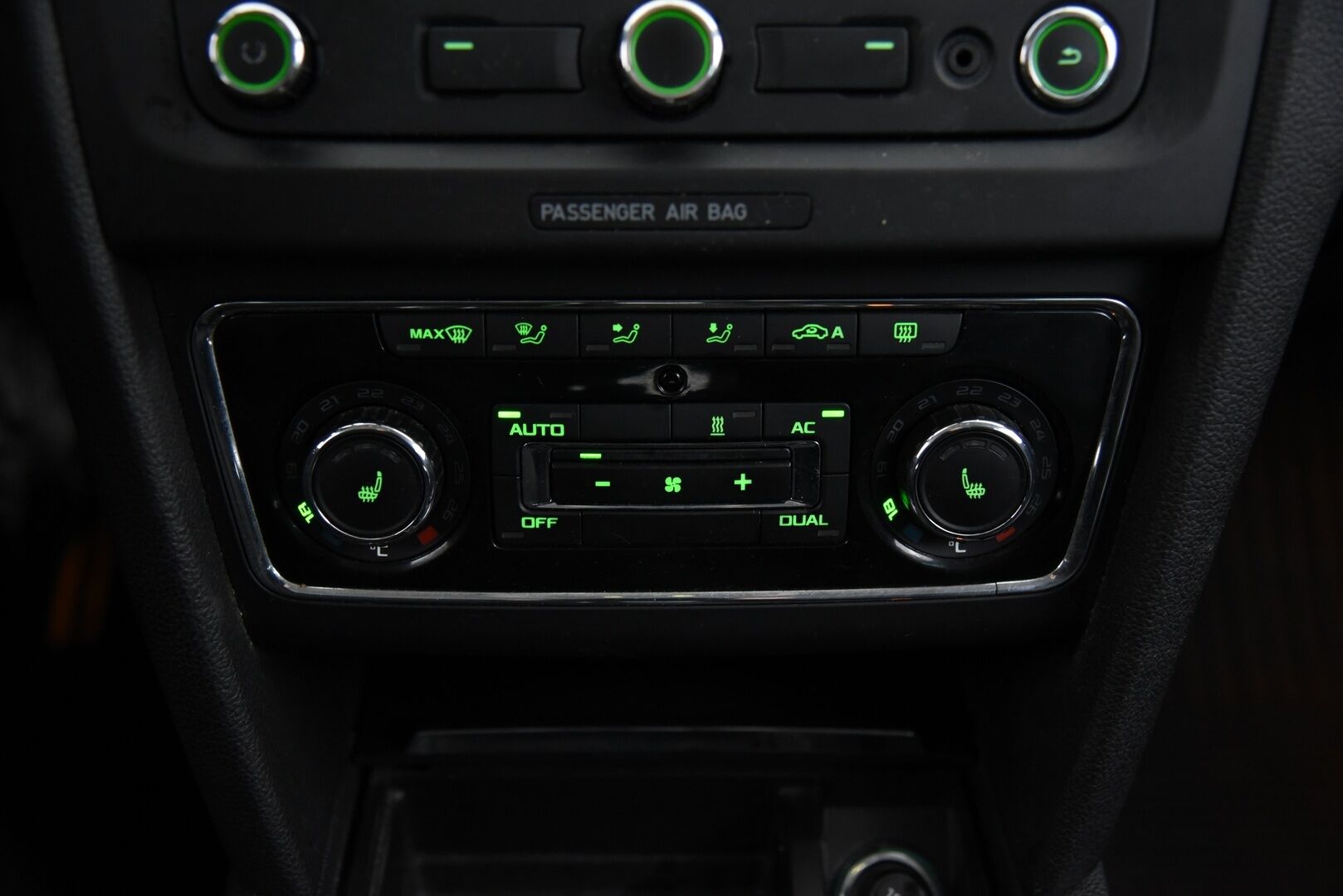 Skoda Superb 2011 Combi 1,8 TSI Elegance DSG Autom // YritysOutlet - Myydään vain yrityksille - Huippuvarusteet / Erinomaisesti Huollettu! 