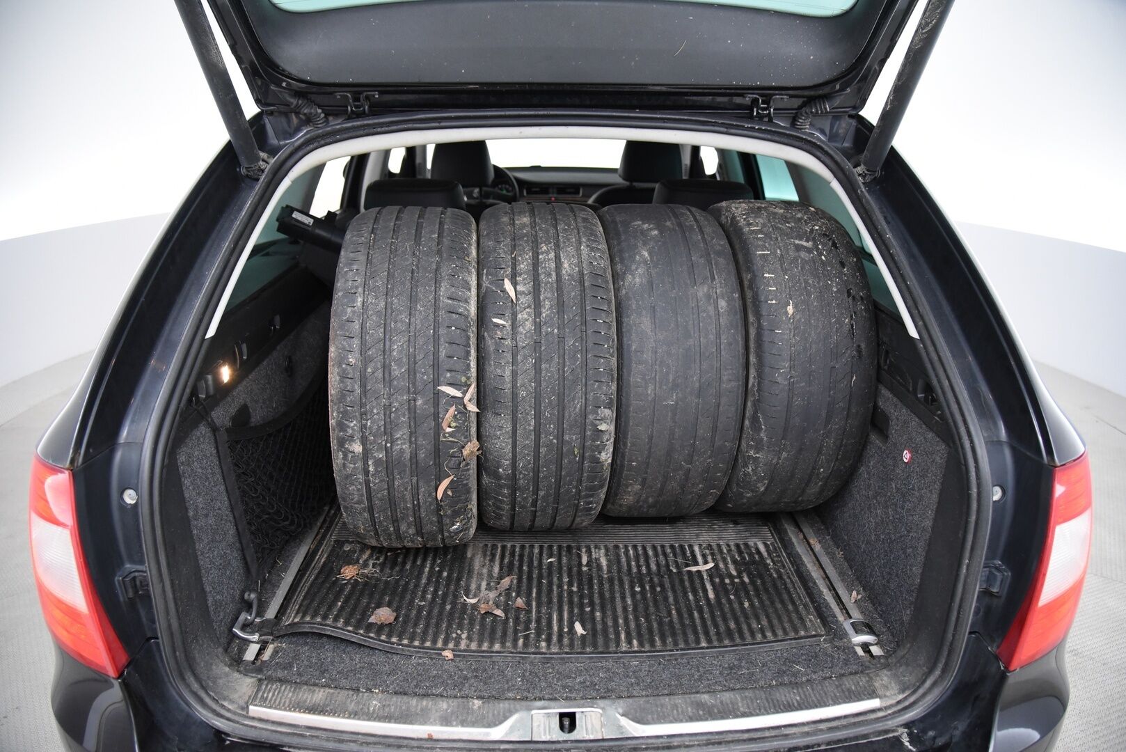 Skoda Superb 2011 Combi 1,8 TSI Elegance DSG Autom // YritysOutlet - Myydään vain yrityksille - Huippuvarusteet / Erinomaisesti Huollettu! 