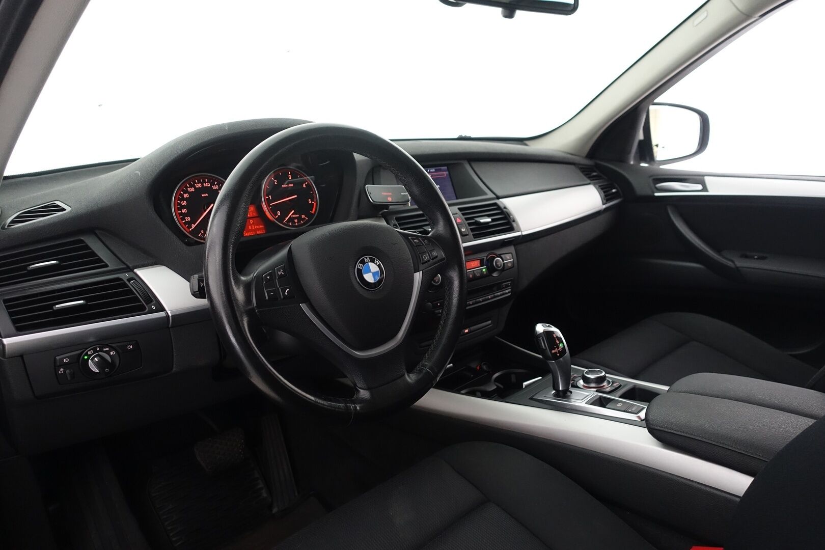 BMW X5 2011 xDrive 30d A E70 SAV - Myydään Huutokaupat.com - – Tämä auto myydään huutokaupat.com -sivuston kautta | Suomi-auto | Lohko+Sisäp. | Vetokoukku | Tutkat | Vakkari | Sähkösäädöt | Sähkökontti | Xenon | 2X Renkaat & Vanteet |