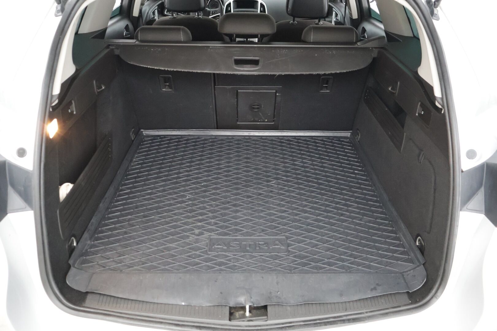 Opel Astra 2011 Sport Tourer Sport 1,6 Turbo * Lohko ja sisä / Vetokoukku / Läm. Ratti / Sport penkit *