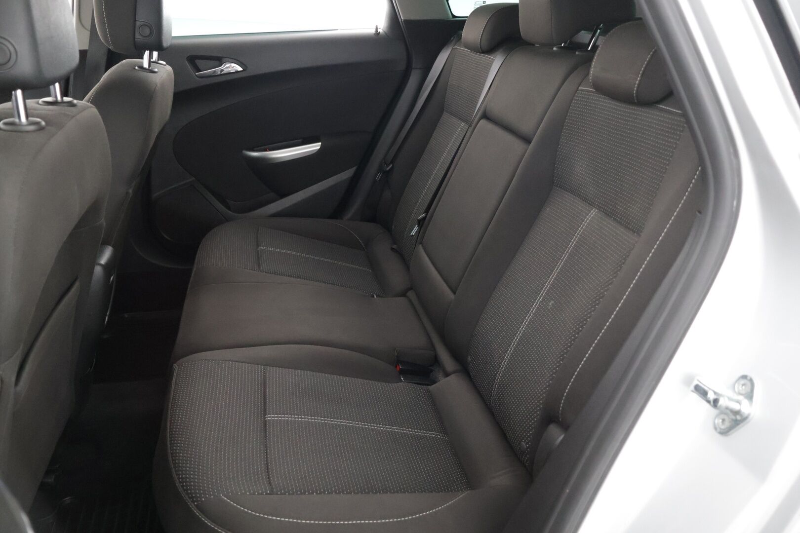 Opel Astra 2011 Sport Tourer Sport 1,6 Turbo * Lohko ja sisä / Vetokoukku / Läm. Ratti / Sport penkit *