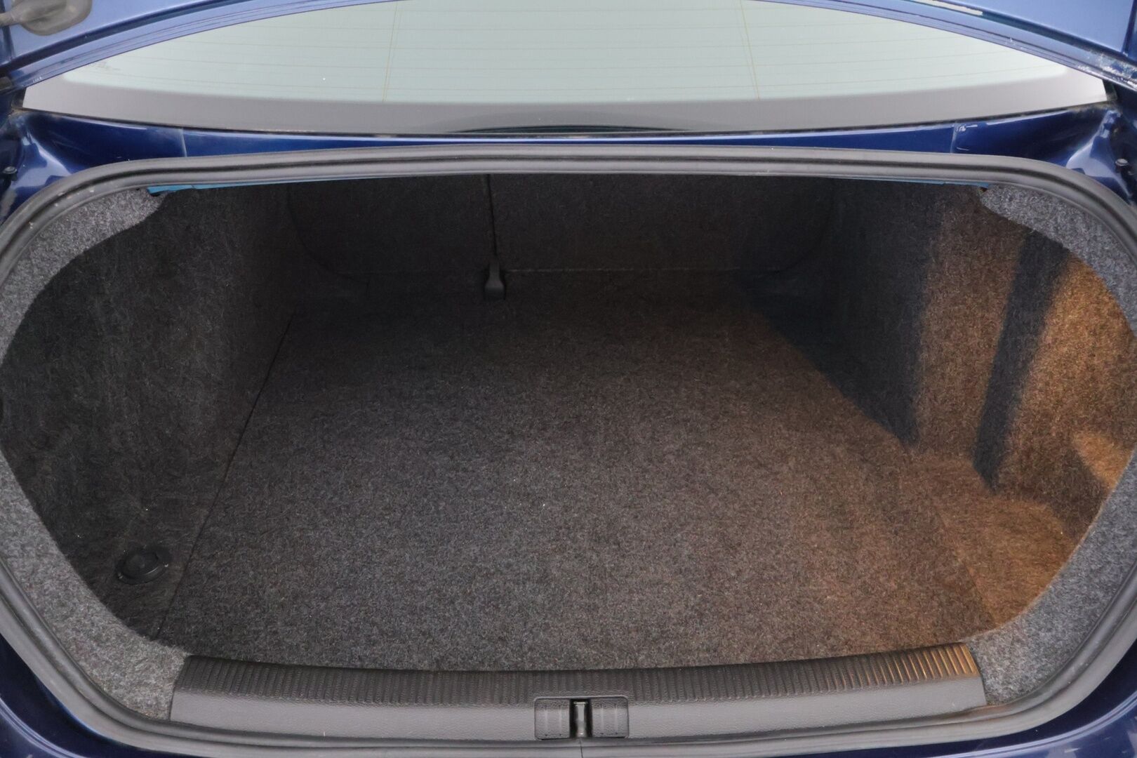 Volkswagen Jetta 2010 Luxline 1,6 TDI 77 kW (105 hv) - Vakkari | Lohko ja sisäpistoke | P-Tutkat | LED lisävalot | Penkinlämmittimet 