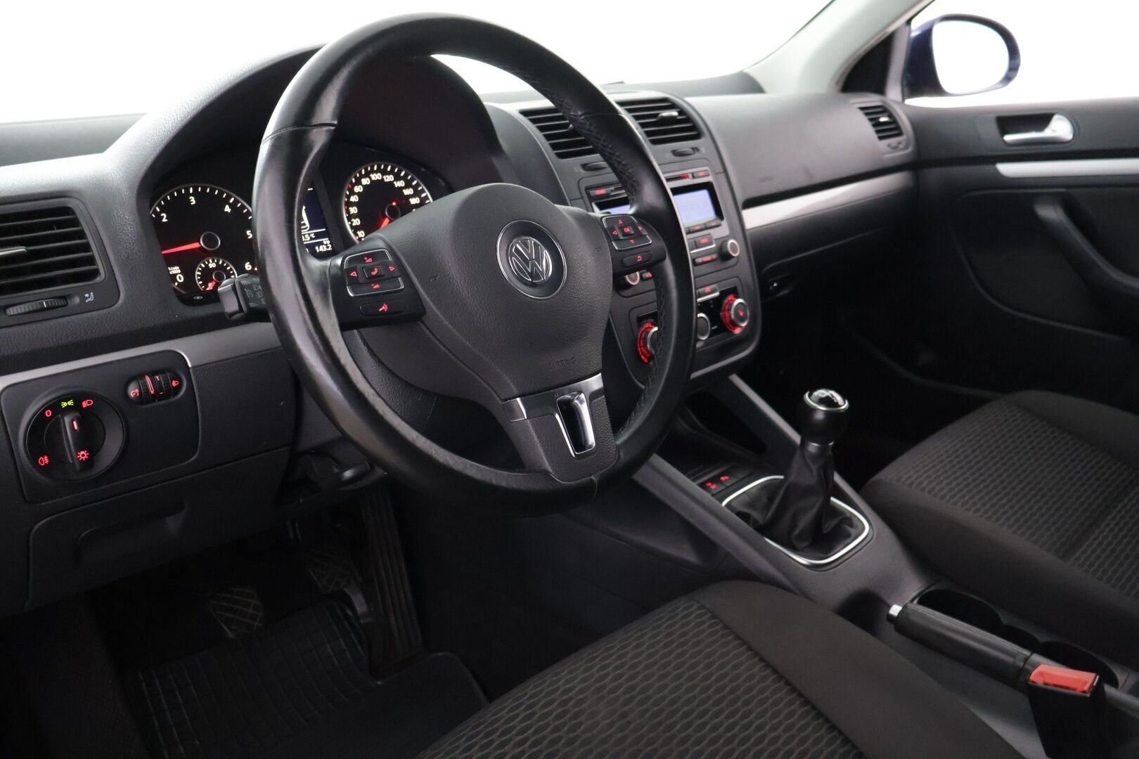 Volkswagen Jetta 2010 Luxline 1,6 TDI 77 kW (105 hv) - Vakkari | Lohko ja sisäpistoke | P-Tutkat | LED lisävalot | Penkinlämmittimet 