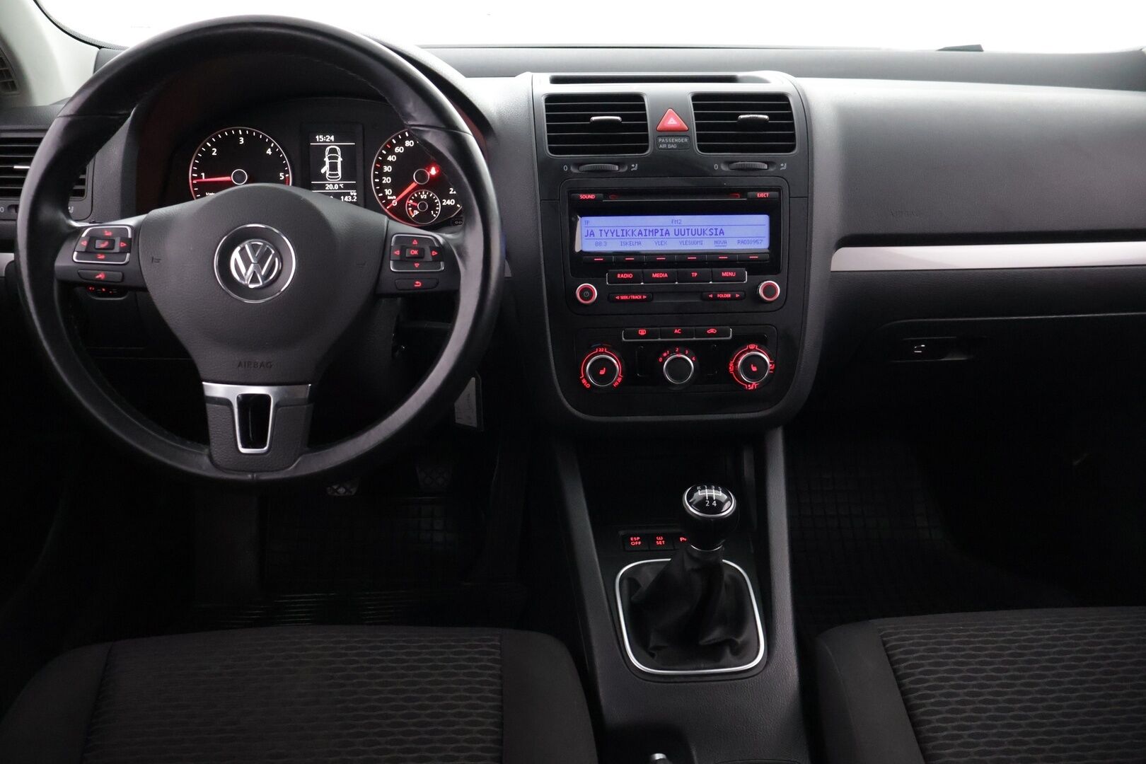 Volkswagen Jetta 2010 Luxline 1,6 TDI 77 kW (105 hv) - Vakkari | Lohko ja sisäpistoke | P-Tutkat | LED lisävalot | Penkinlämmittimet 