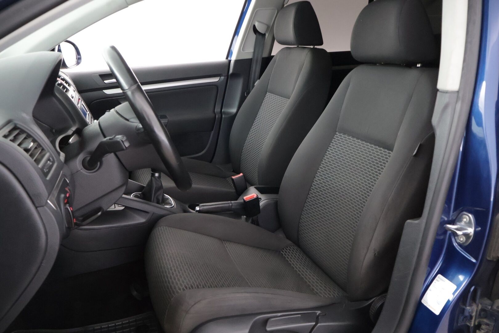 Volkswagen Jetta 2010 Luxline 1,6 TDI 77 kW (105 hv) - Vakkari | Lohko ja sisäpistoke | P-Tutkat | LED lisävalot | Penkinlämmittimet 
